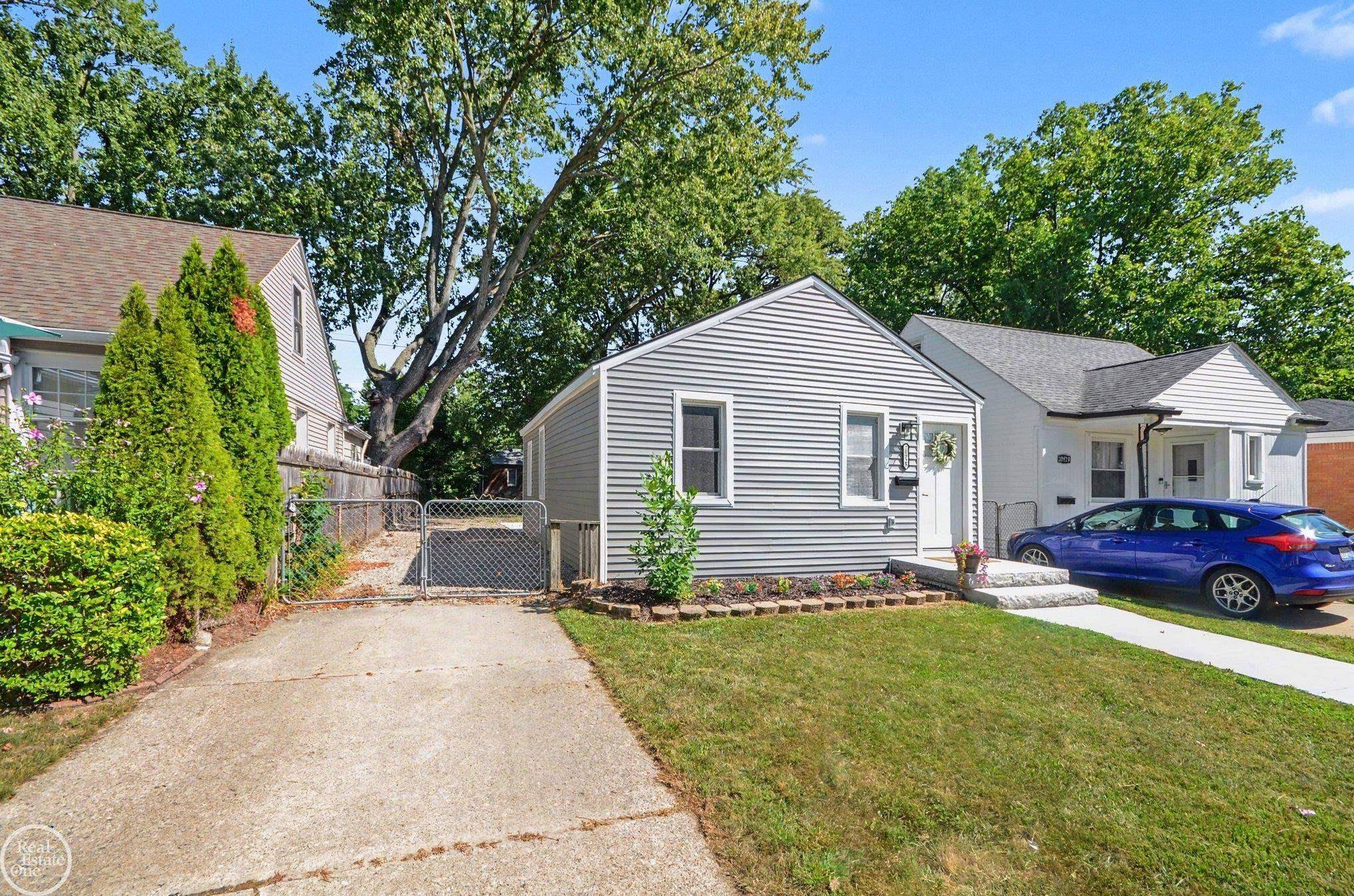 20925 Ridgemont ST, Harper Woods, MI 48225