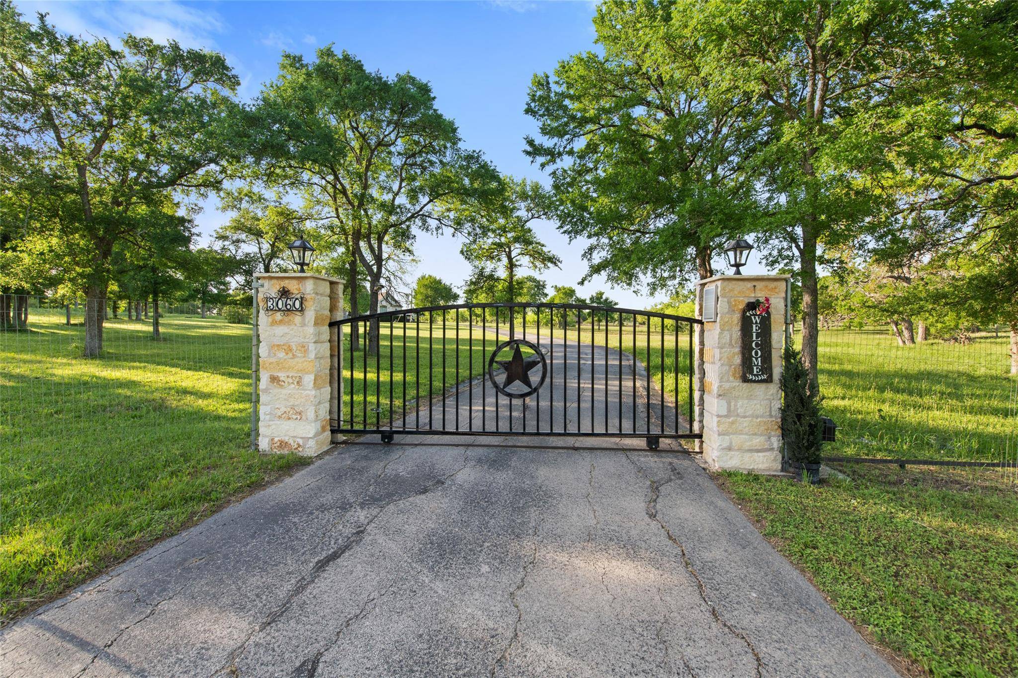 3060 Fm 1704, Elgin, TX 78621
