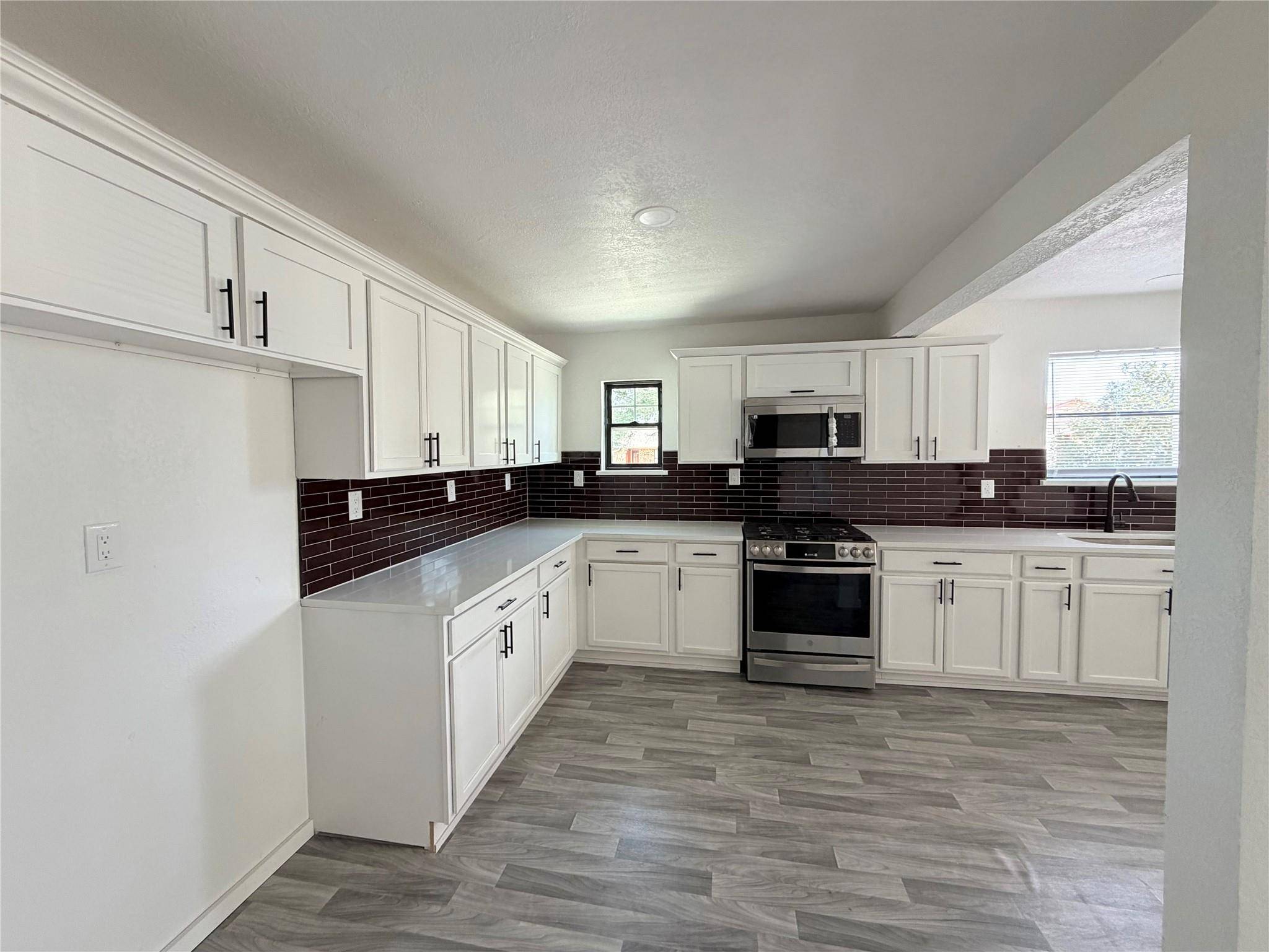 1504 Parkview LN, San Marcos, TX 78666