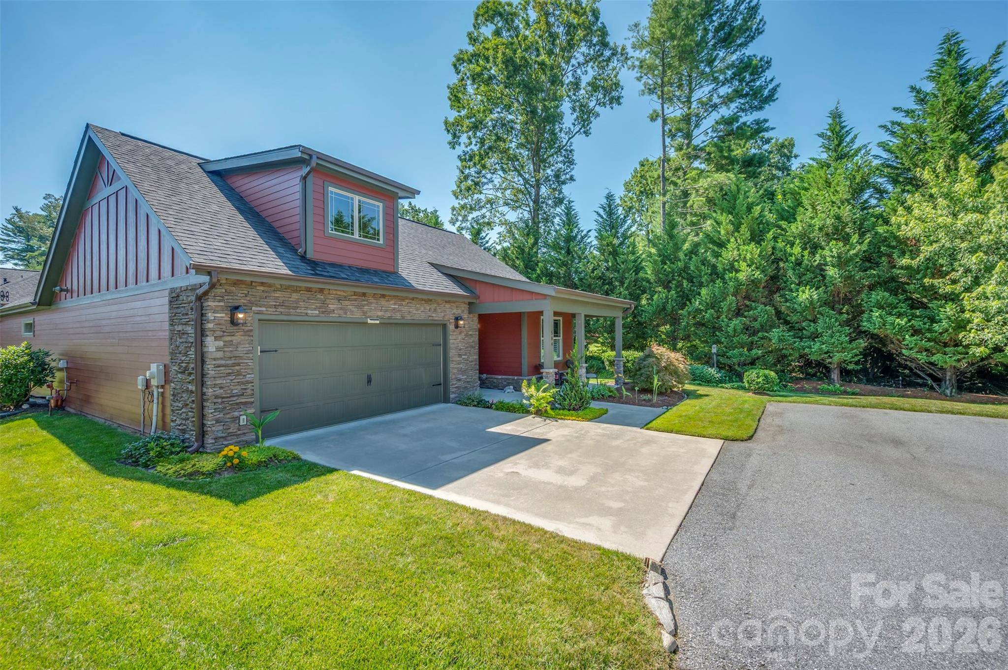 584 Summerfield PL, Flat Rock, NC 28731