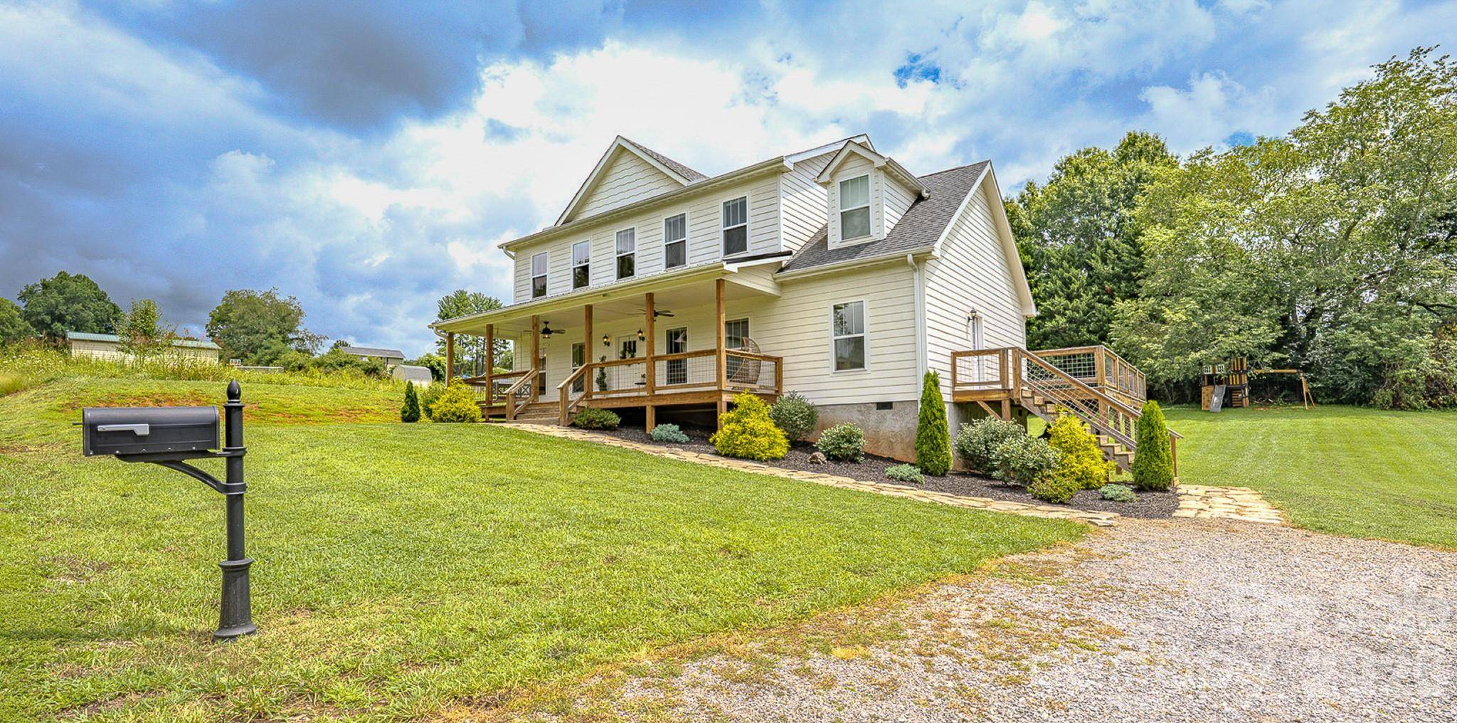 160 Ridge View DR, Clyde, NC 28721