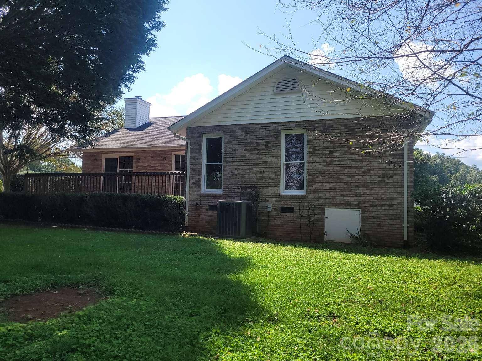 1275 Grady LN, Hickory, NC 28602