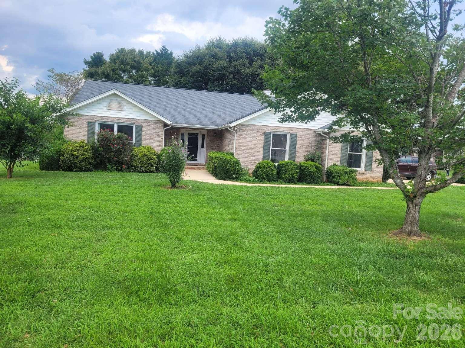 1275 Grady LN, Hickory, NC 28602