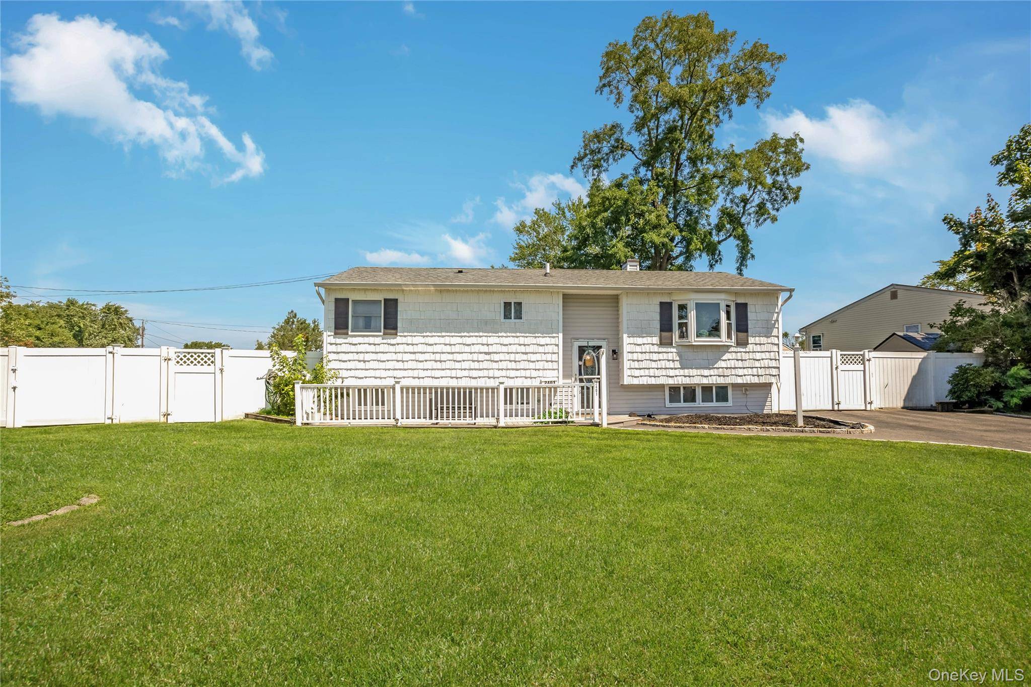 2401 Wave AVE, Medford, NY 11763