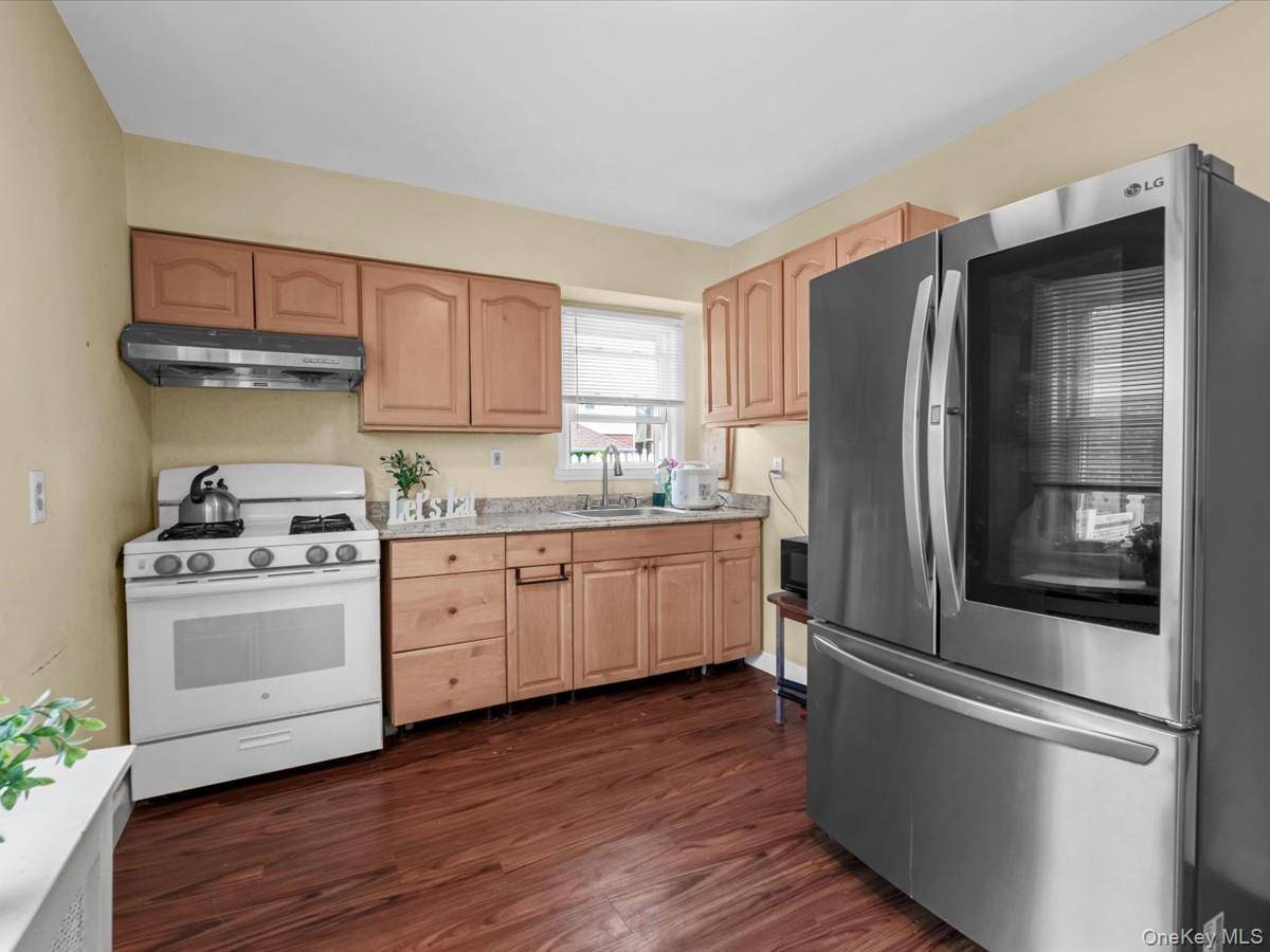 35 79th AVE, New Hyde Park, NY 11040