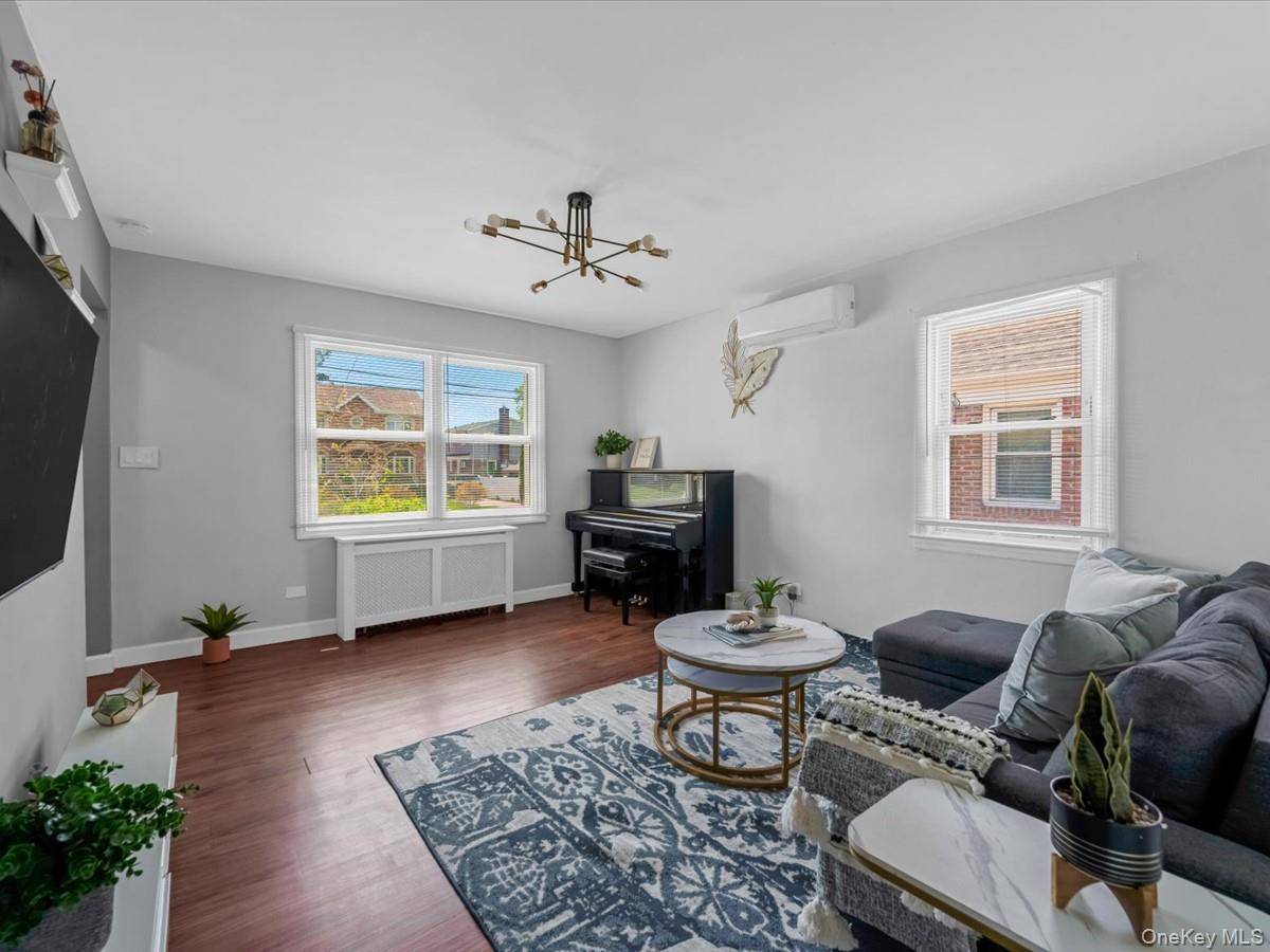 35 79th AVE, New Hyde Park, NY 11040