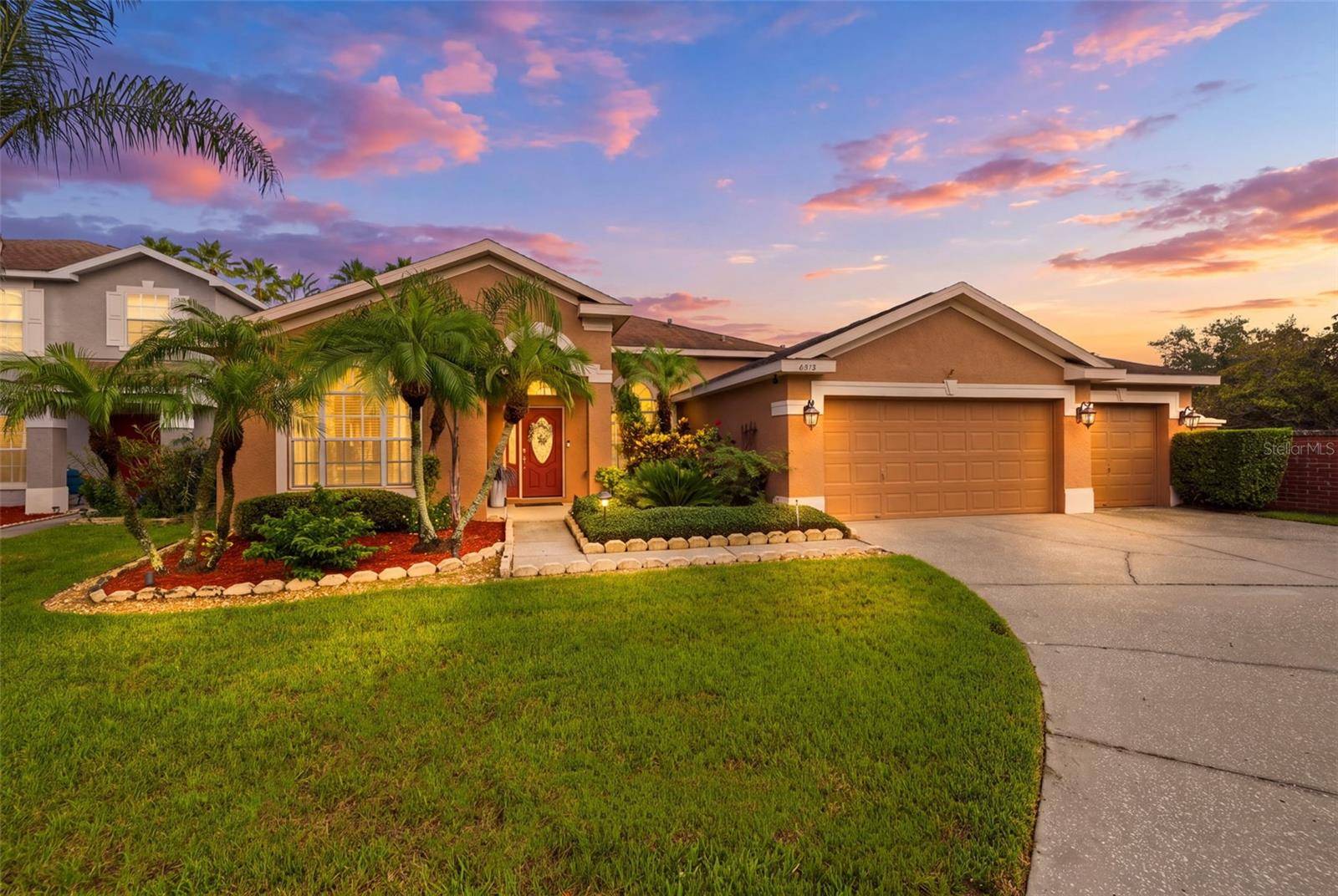 8518 PARROTS LANDING DR, Tampa, FL 33647
