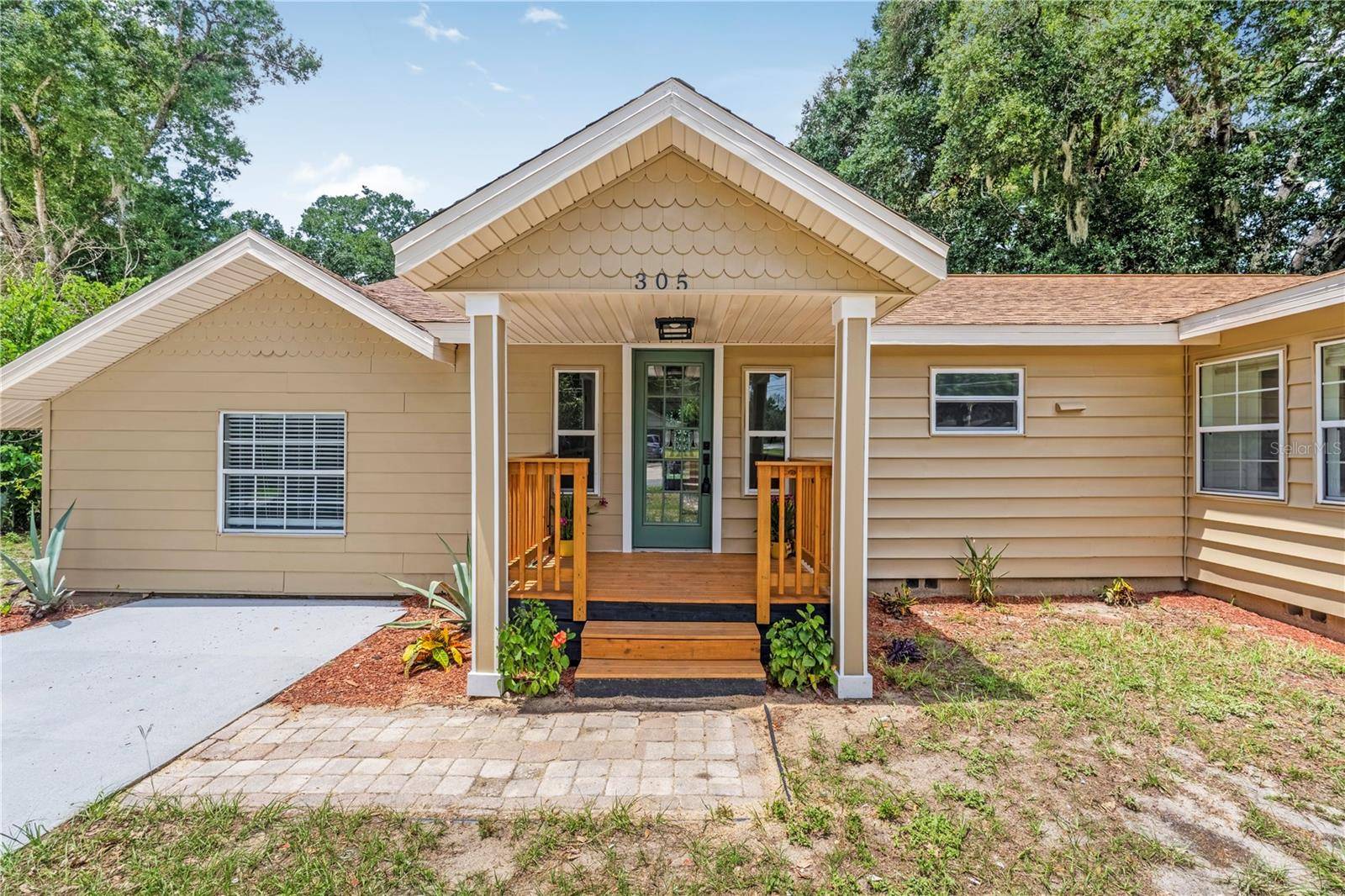 305 S ROSSITER ST, Mount Dora, FL 32757