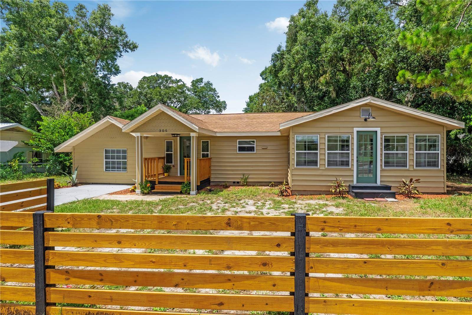 305 S ROSSITER ST, Mount Dora, FL 32757