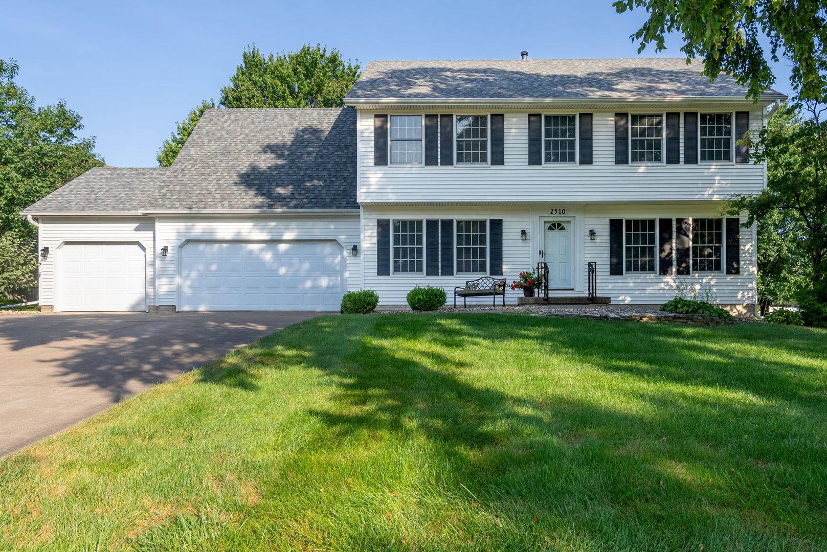 2510 Edgewild DR, Davenport, IA 52807
