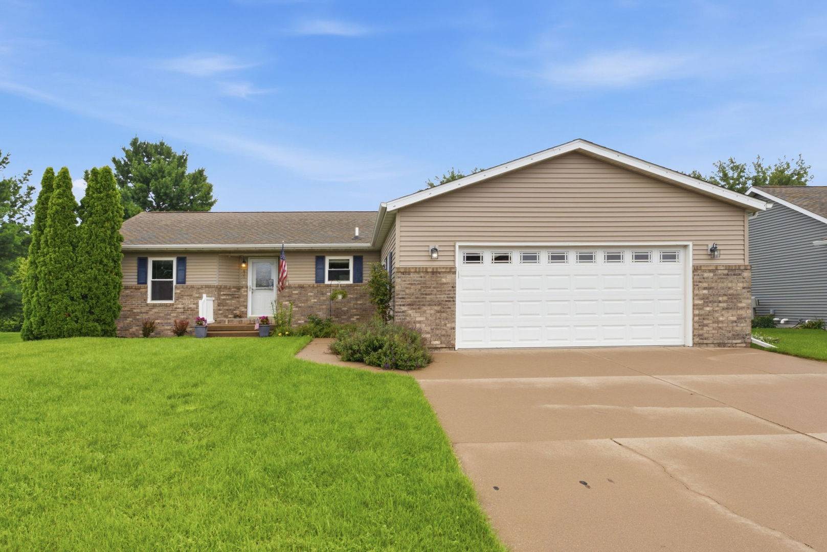 430 Michelle LN, Walcott, IA 52773