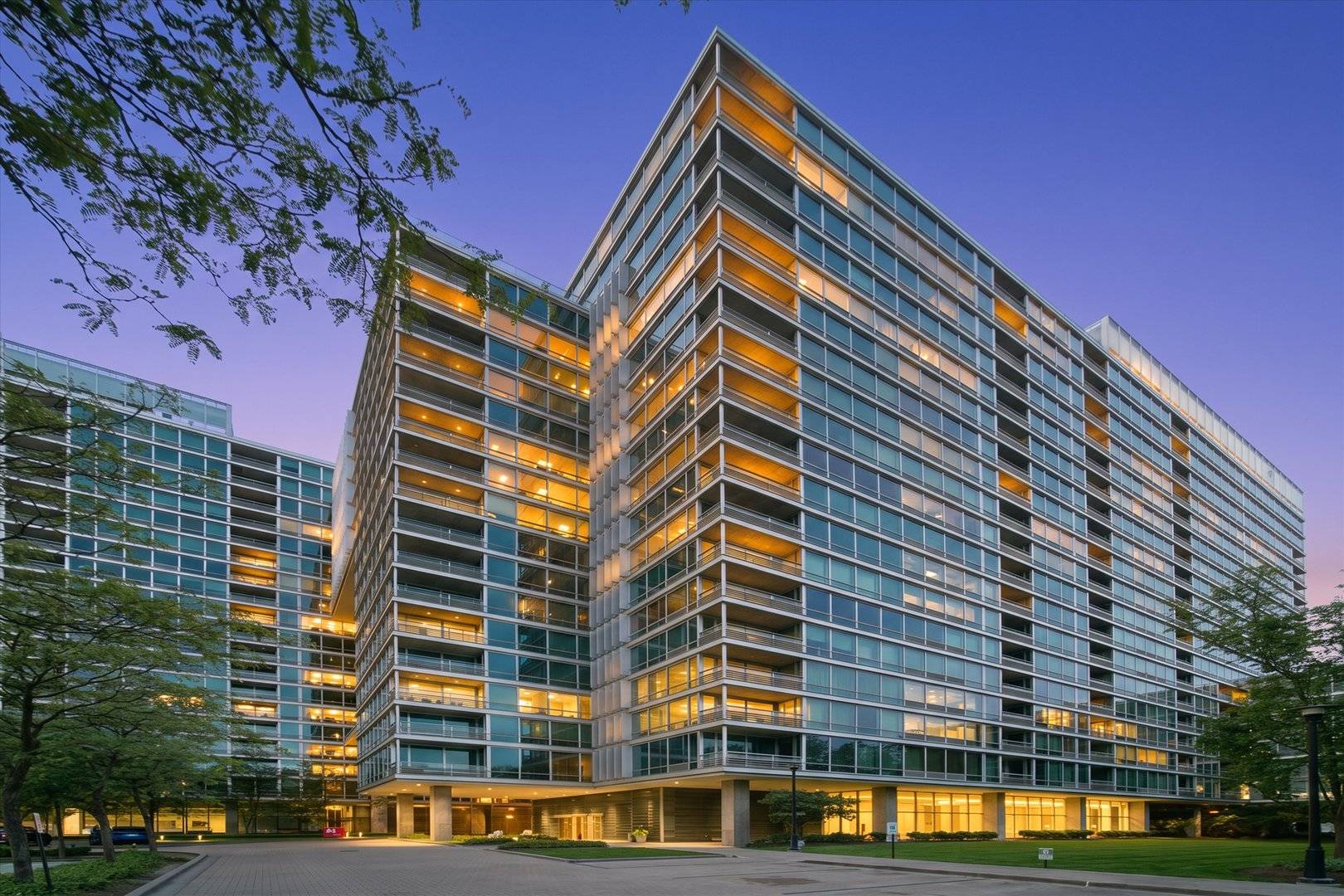 9655 WOODS DR #1806, Skokie, IL 60077