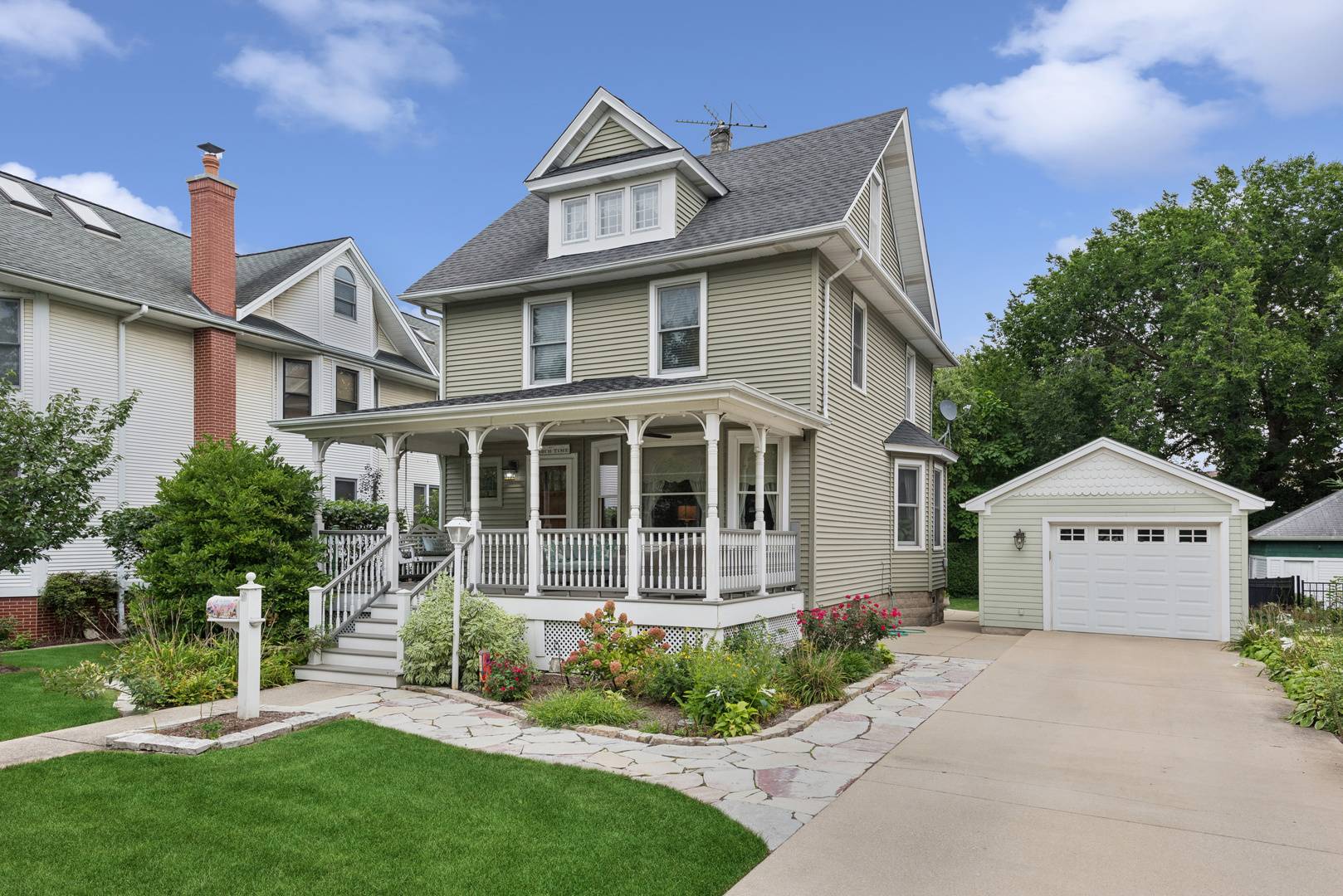 5909 N East Circle AVE, Chicago, IL 60631