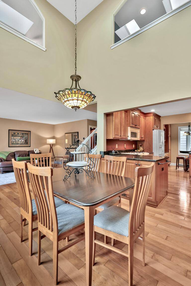 8264 Kingslee RD, Bloomington, MN 55438
