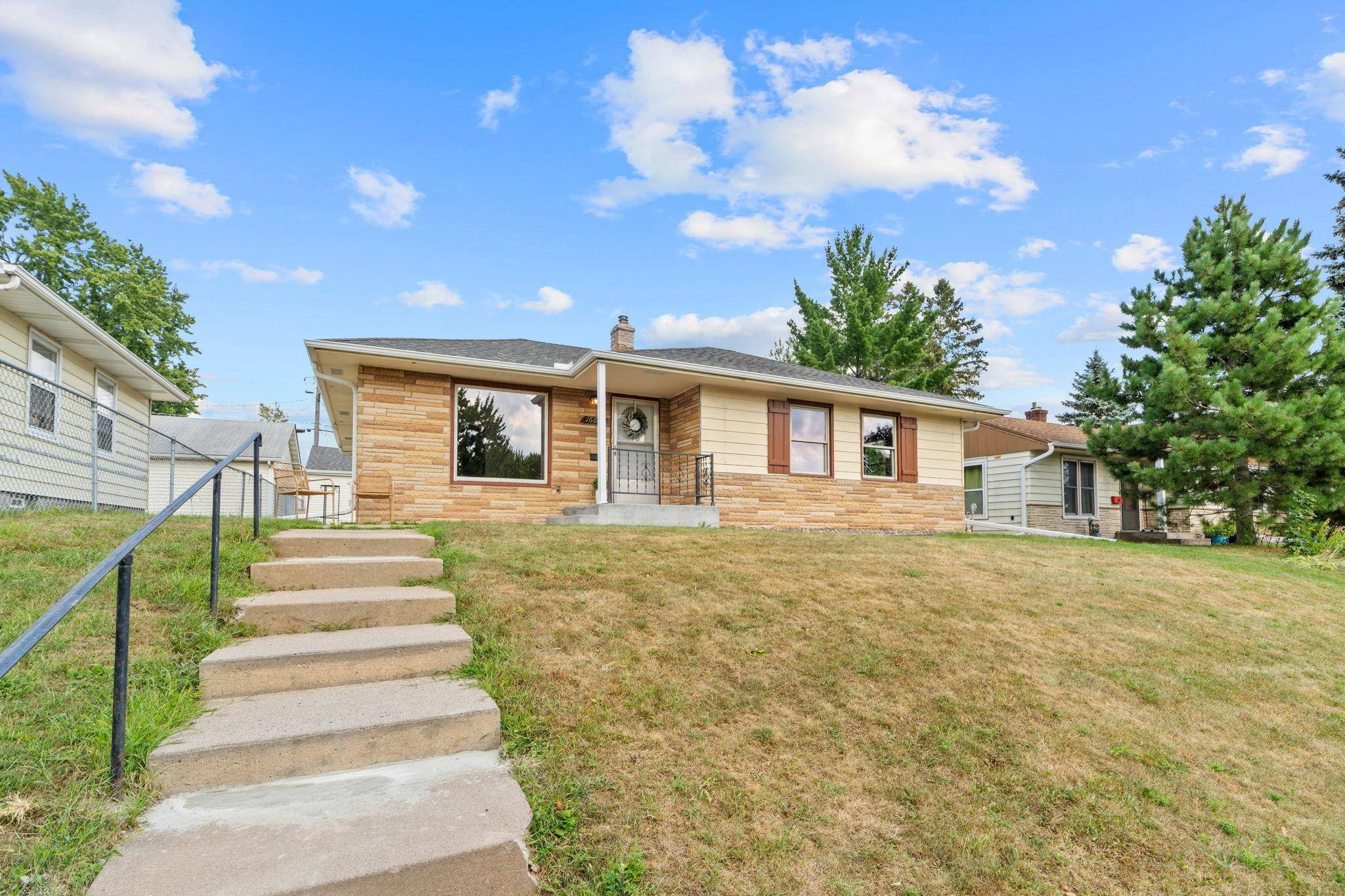 1668 Craig PL, Saint Paul, MN 55119