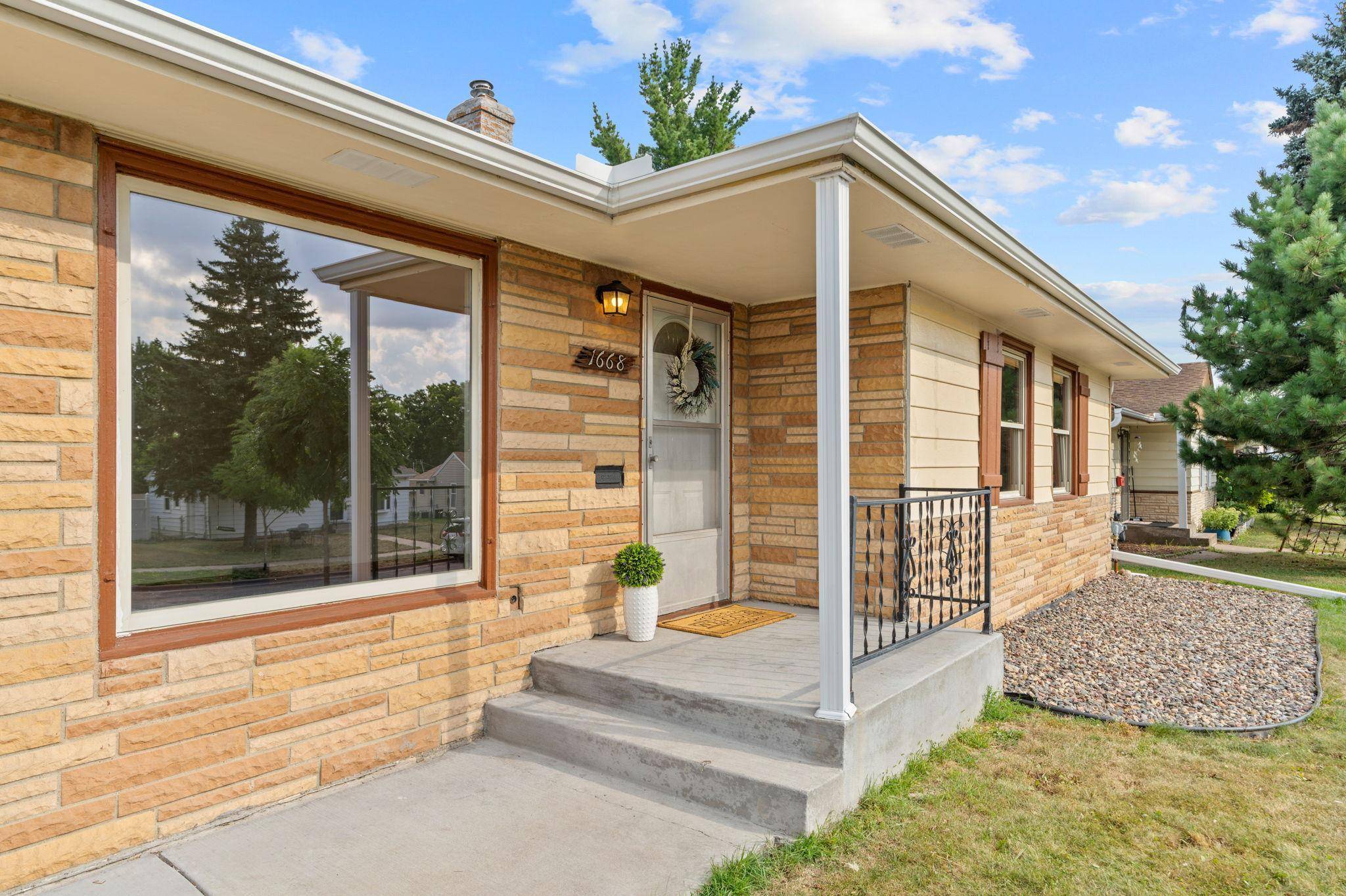 1668 Craig PL, Saint Paul, MN 55119