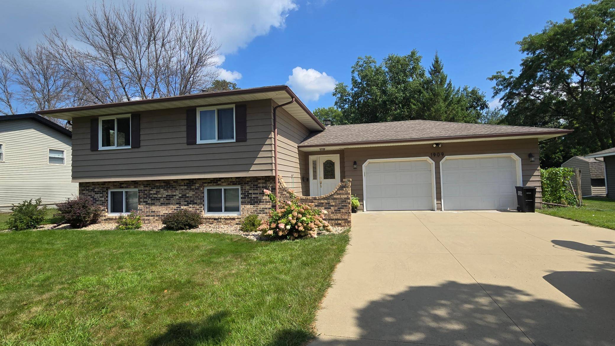 1909 9th ST SW, Austin, MN 55912