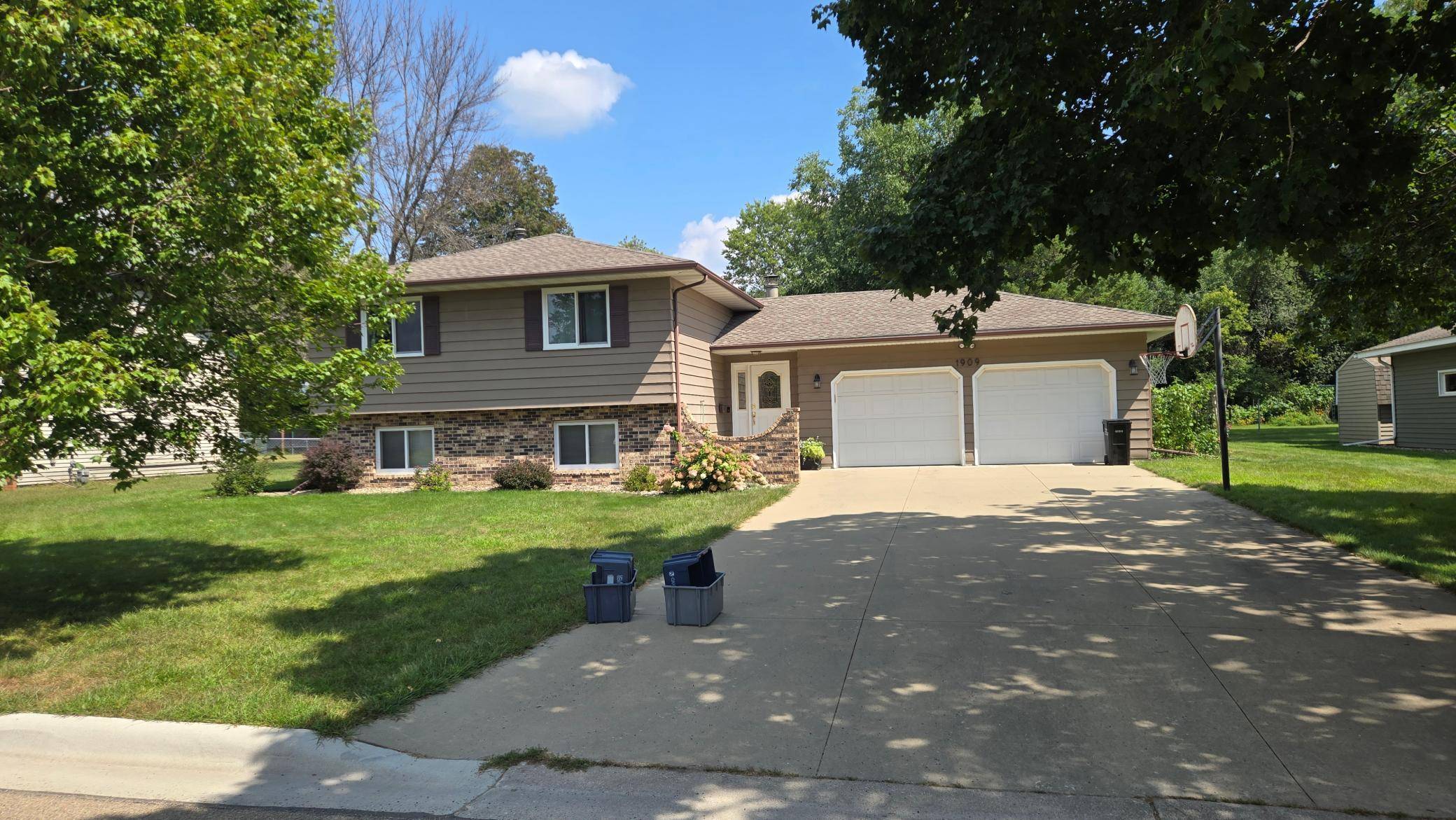 1909 9th ST SW, Austin, MN 55912