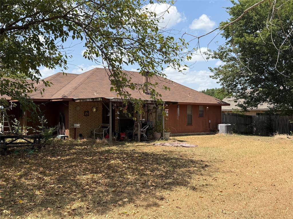 116 Crest Brook Drive, Red Oak, TX 75154