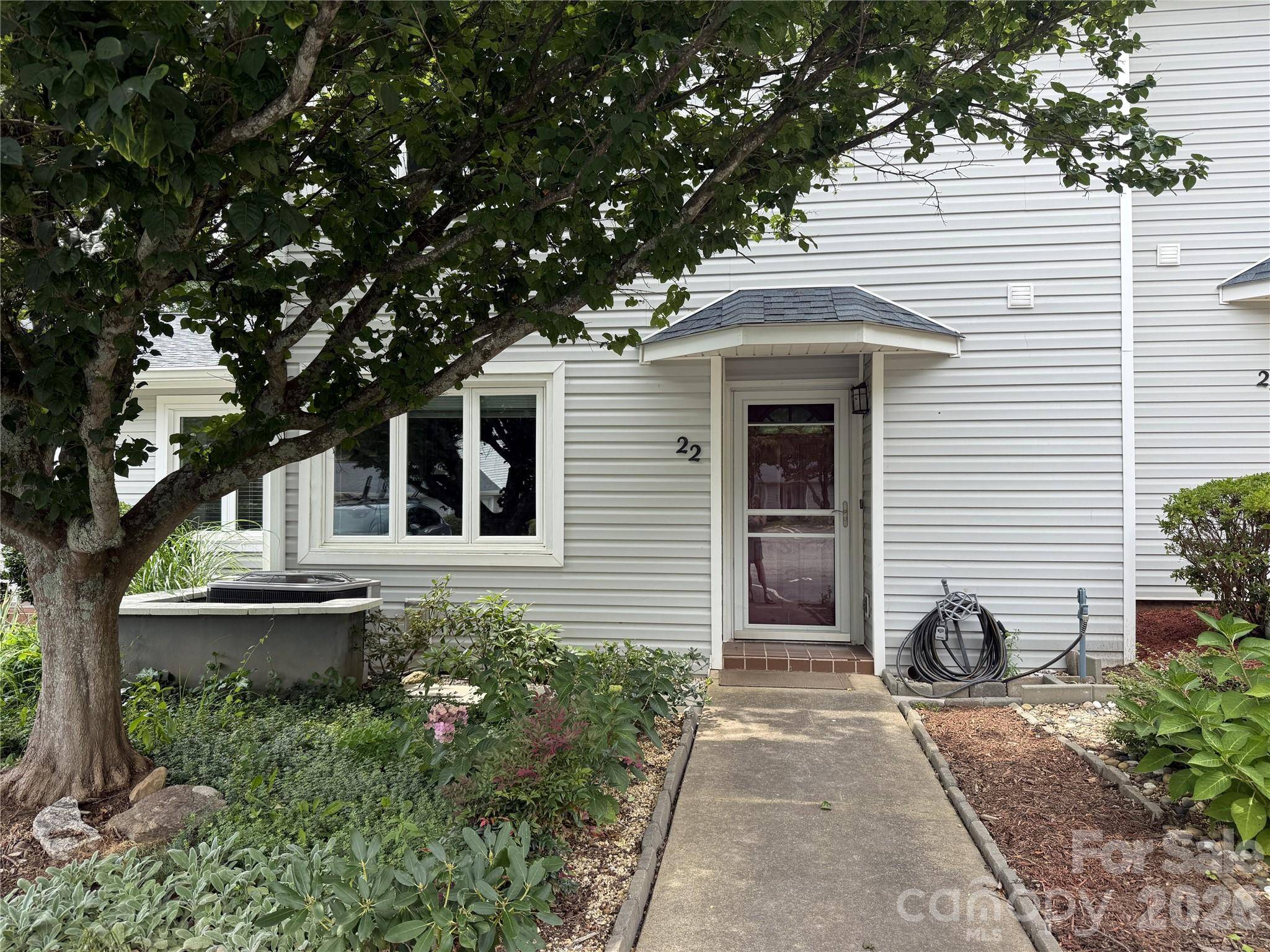 22 Hollybrook DR, Asheville, NC 28803