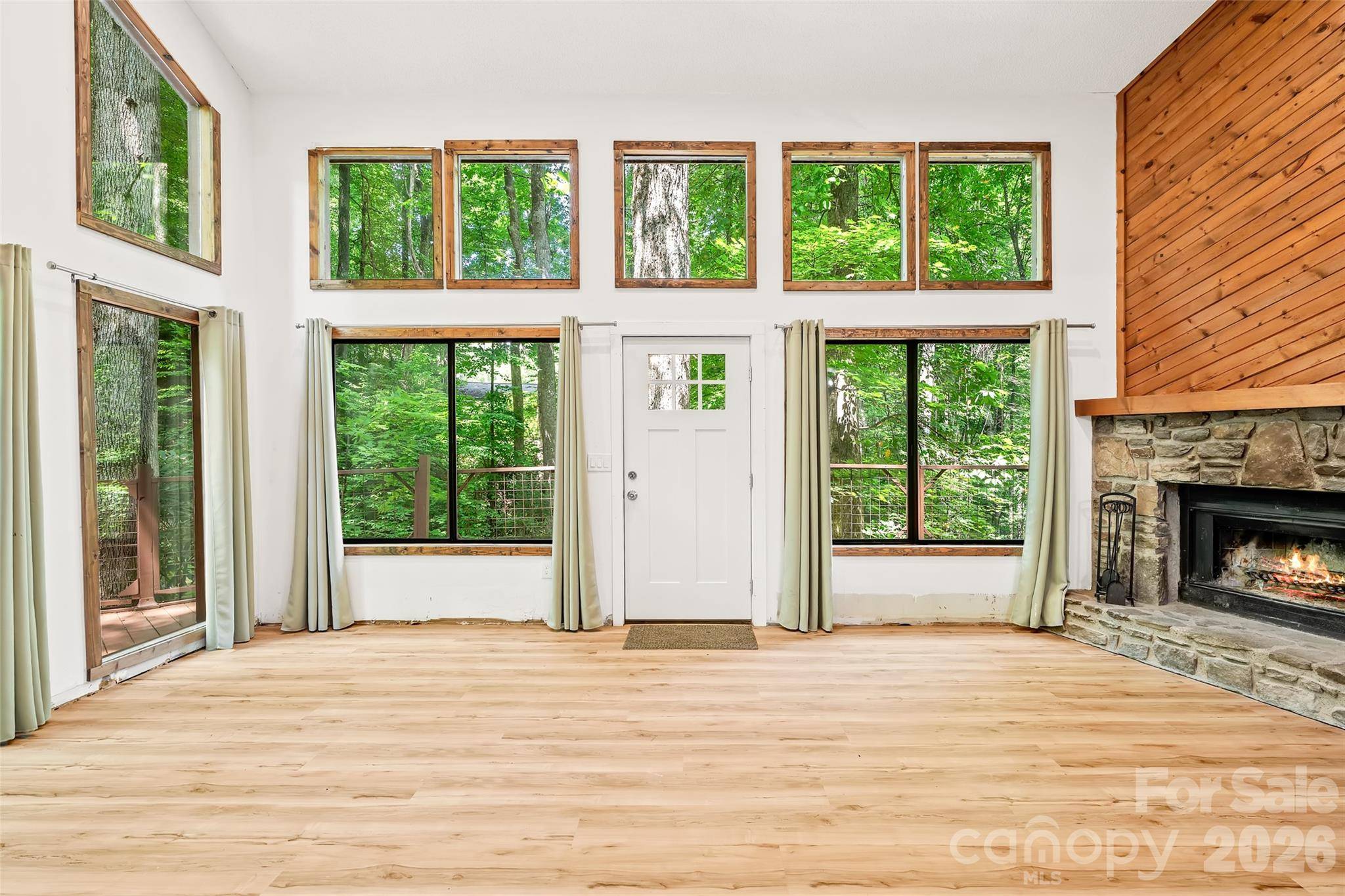 48 Gold Finch LN, Maggie Valley, NC 28751