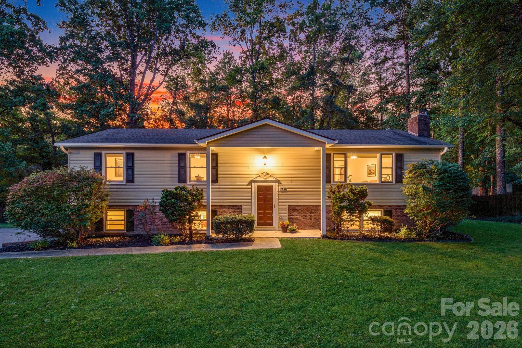 129 Whisperwood DR, Hendersonville, NC 28791