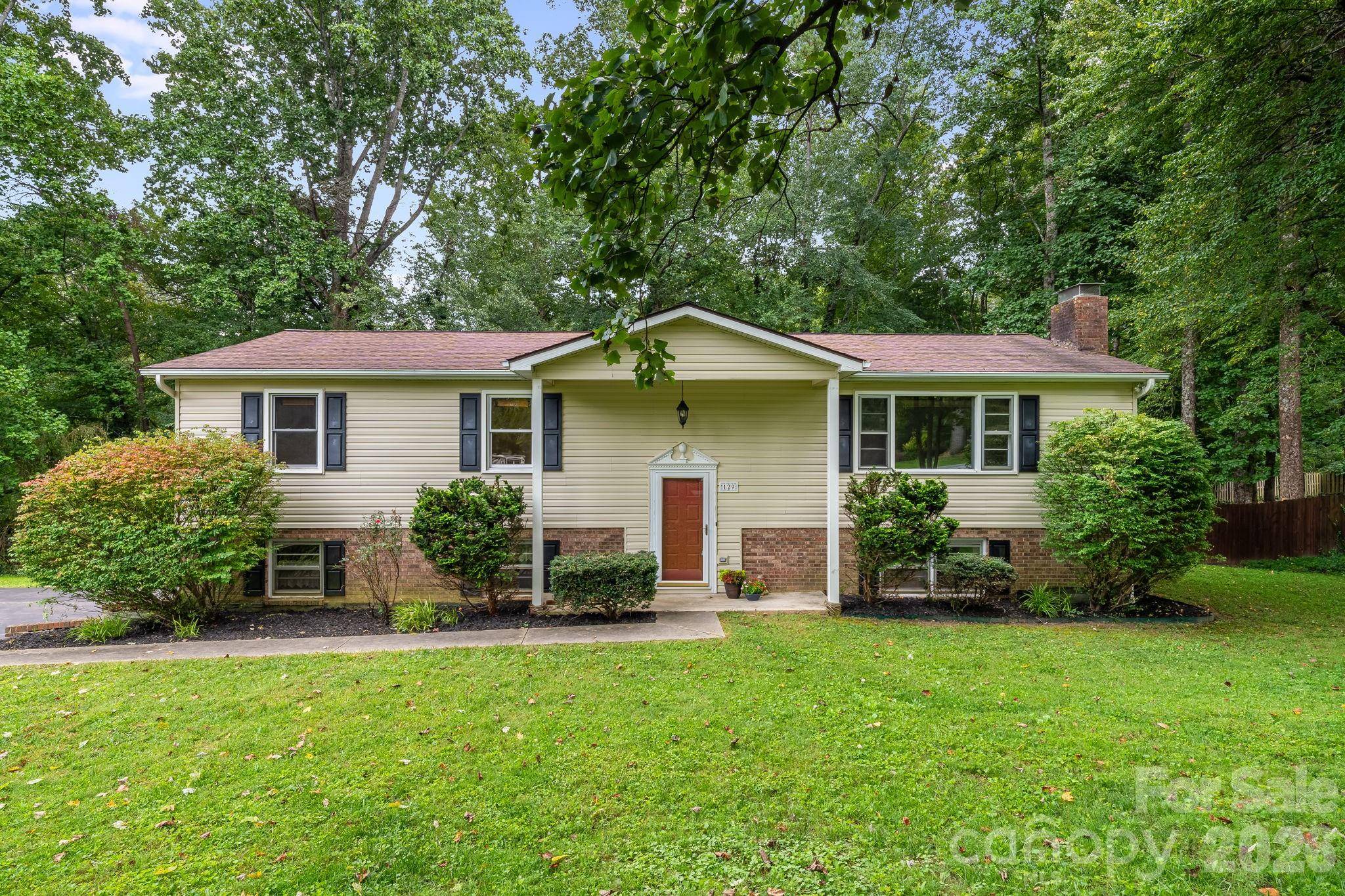 129 Whisperwood DR, Hendersonville, NC 28791