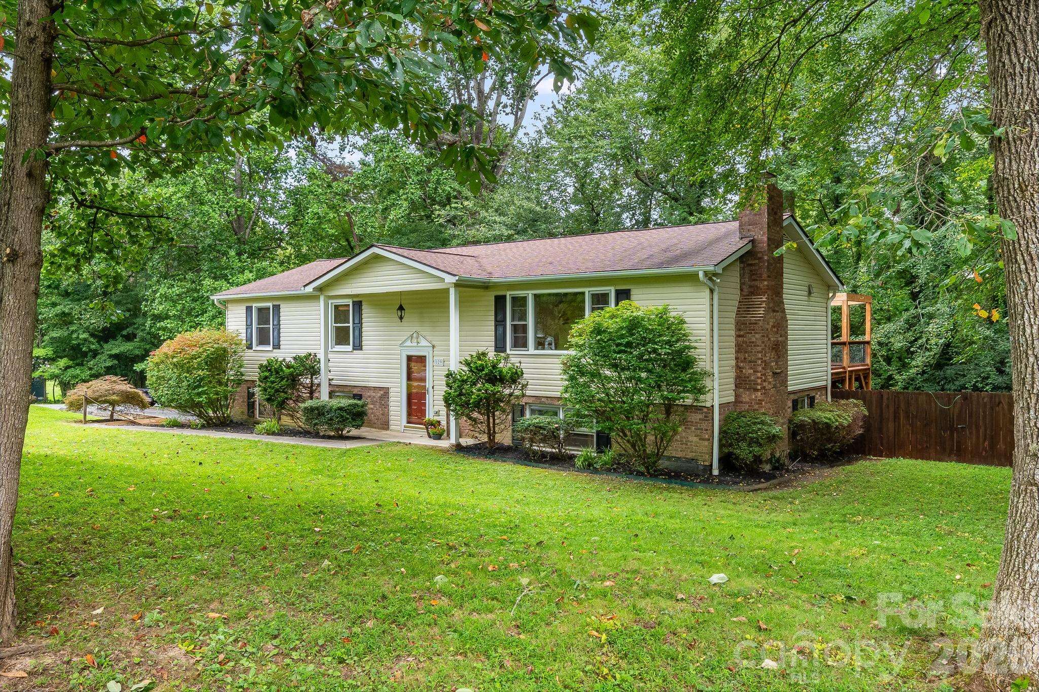 129 Whisperwood DR, Hendersonville, NC 28791