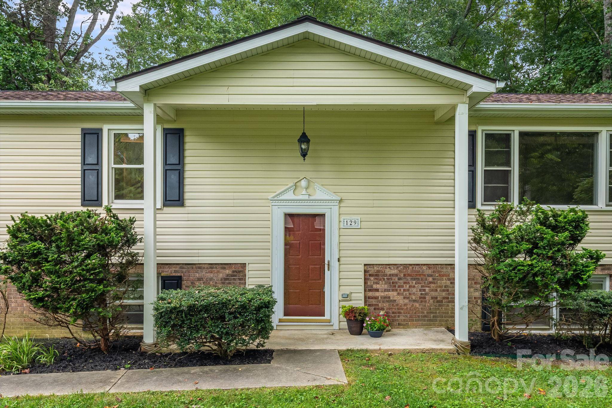 129 Whisperwood DR, Hendersonville, NC 28791