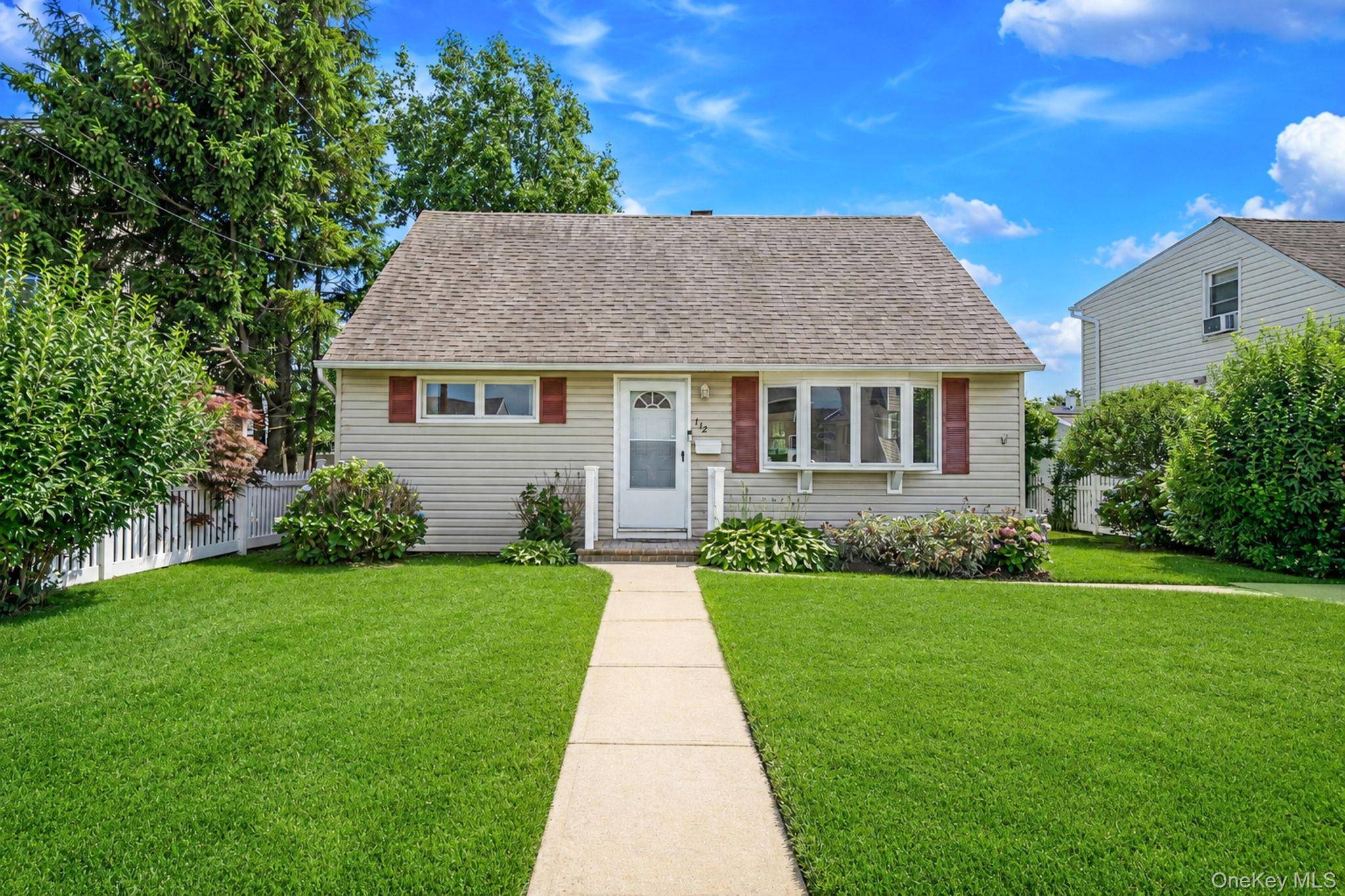 112 Franklin PL, Massapequa, NY 11758