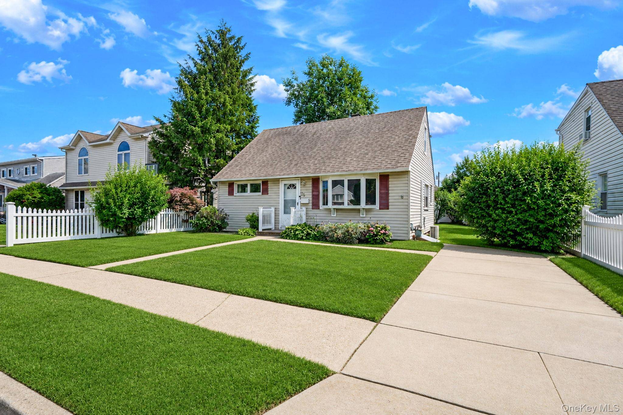 112 Franklin PL, Massapequa, NY 11758