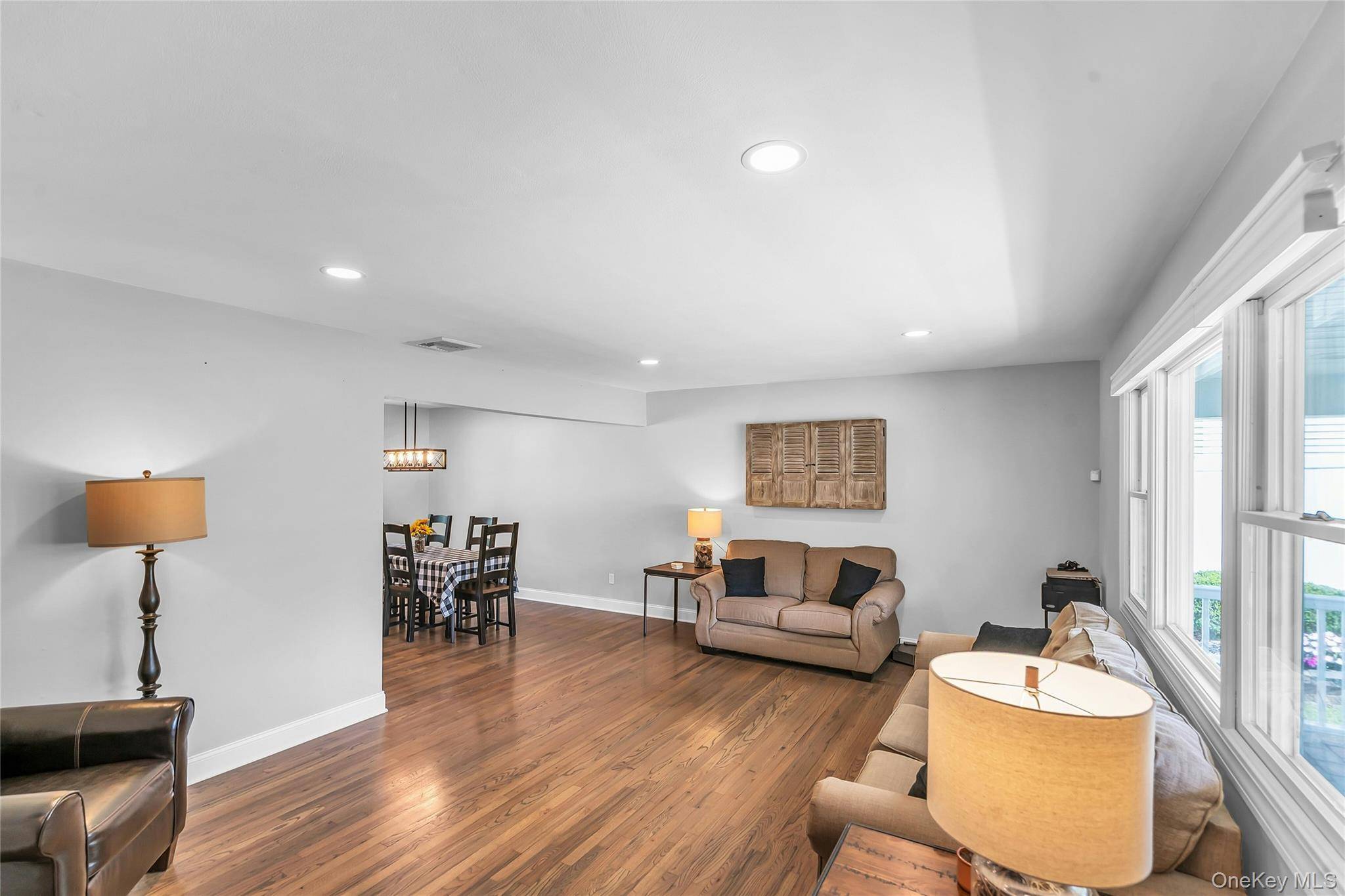19 Opal CT, Hauppauge, NY 11788