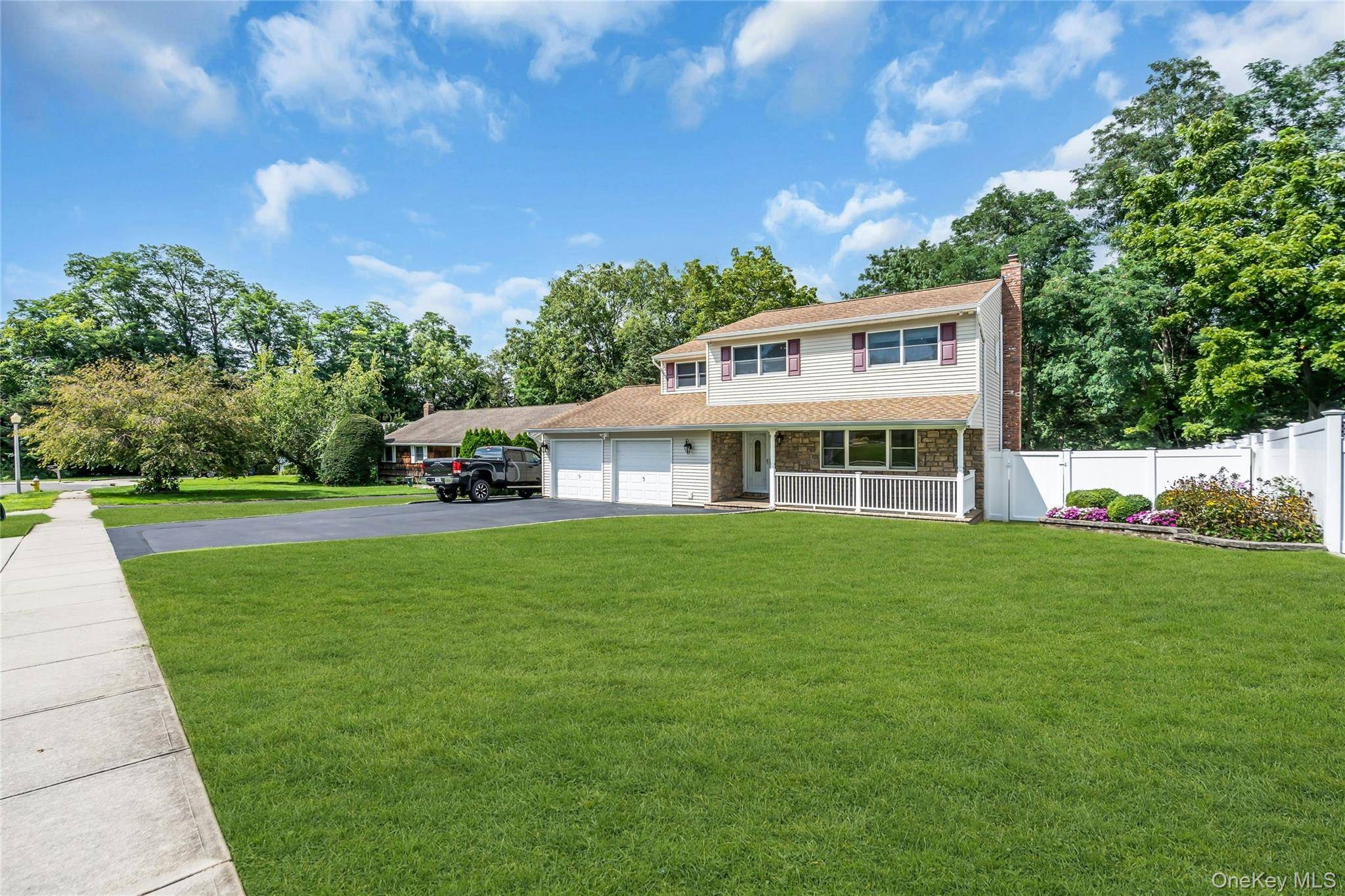 19 Opal CT, Hauppauge, NY 11788