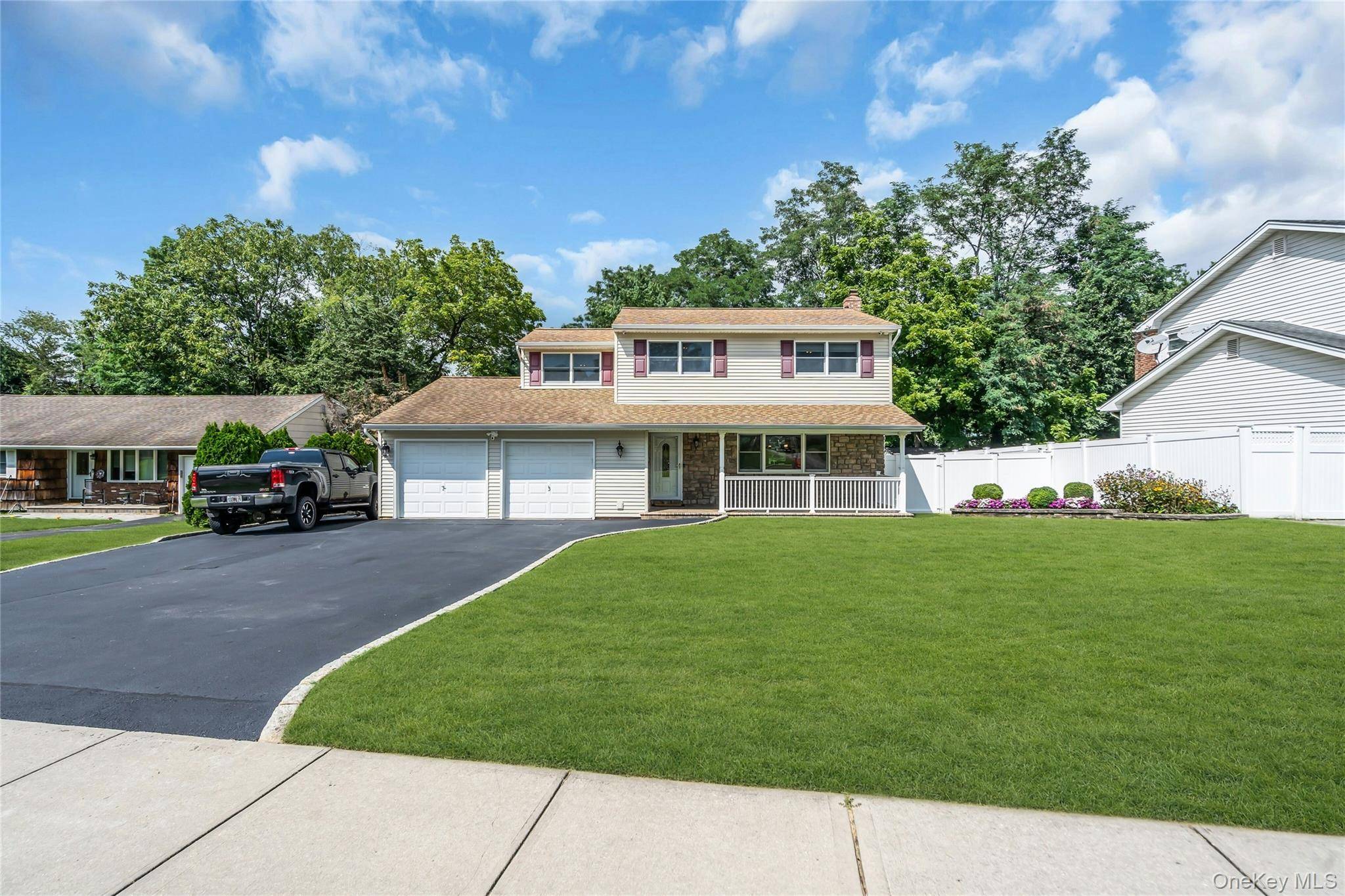 19 Opal CT, Hauppauge, NY 11788