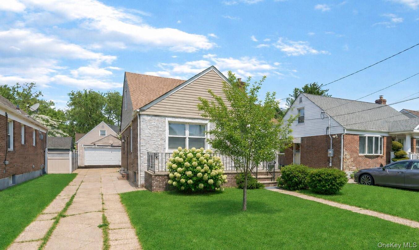 35 79th AVE, New Hyde Park, NY 11040