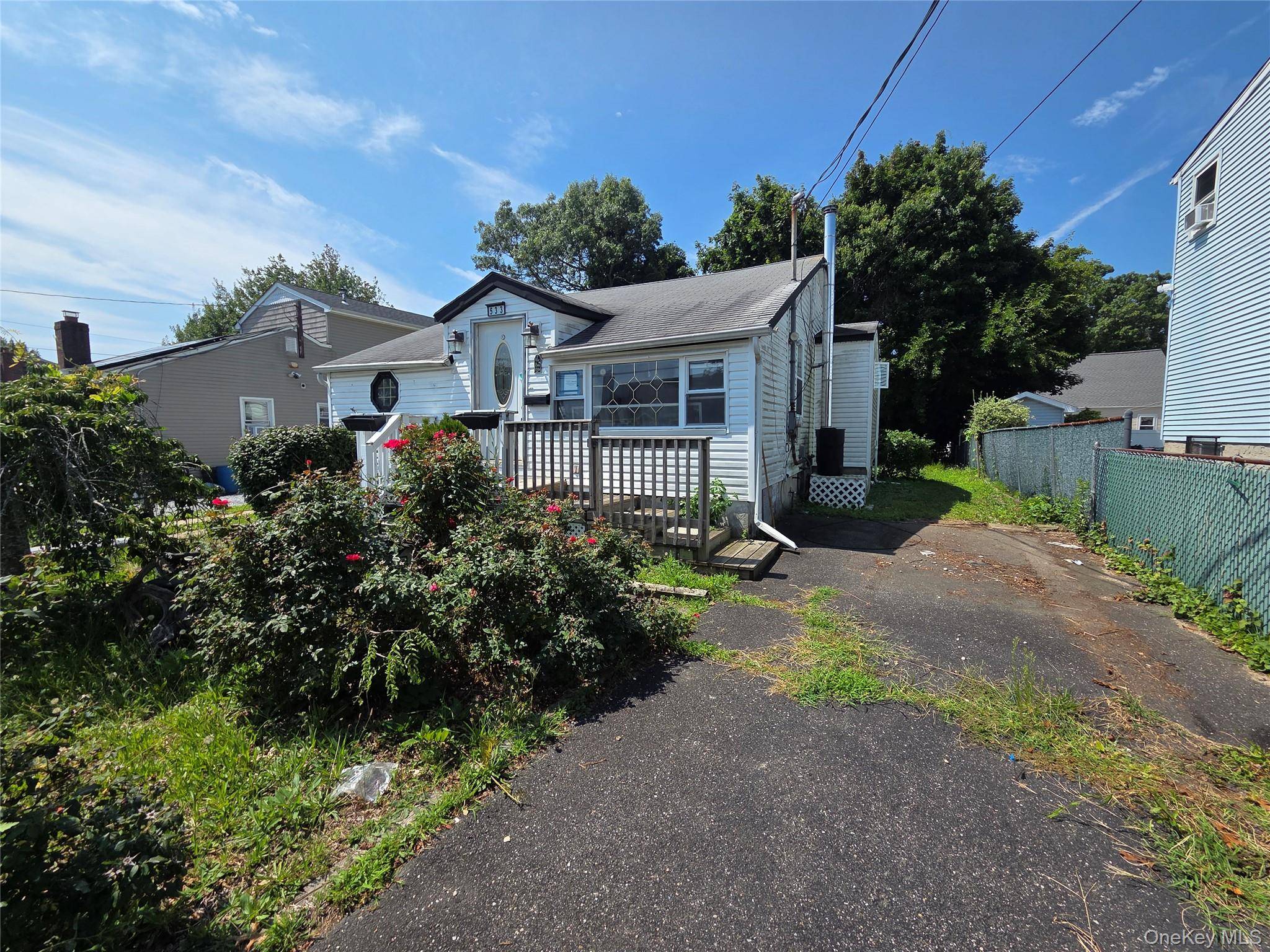 533 S 8th ST, Lindenhurst, NY 11757