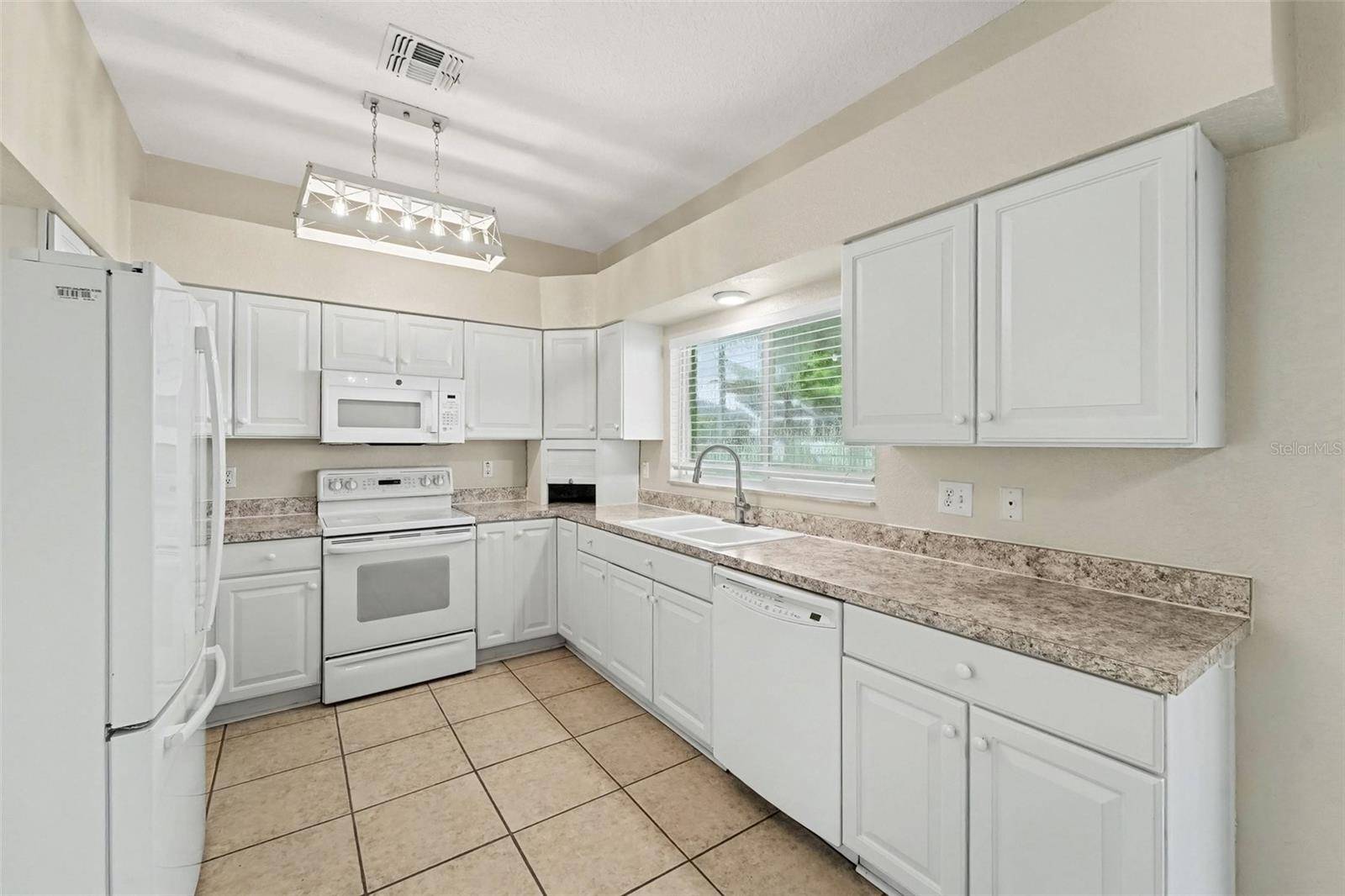 19431 SANDY SPRINGS CIR, Lutz, FL 33558