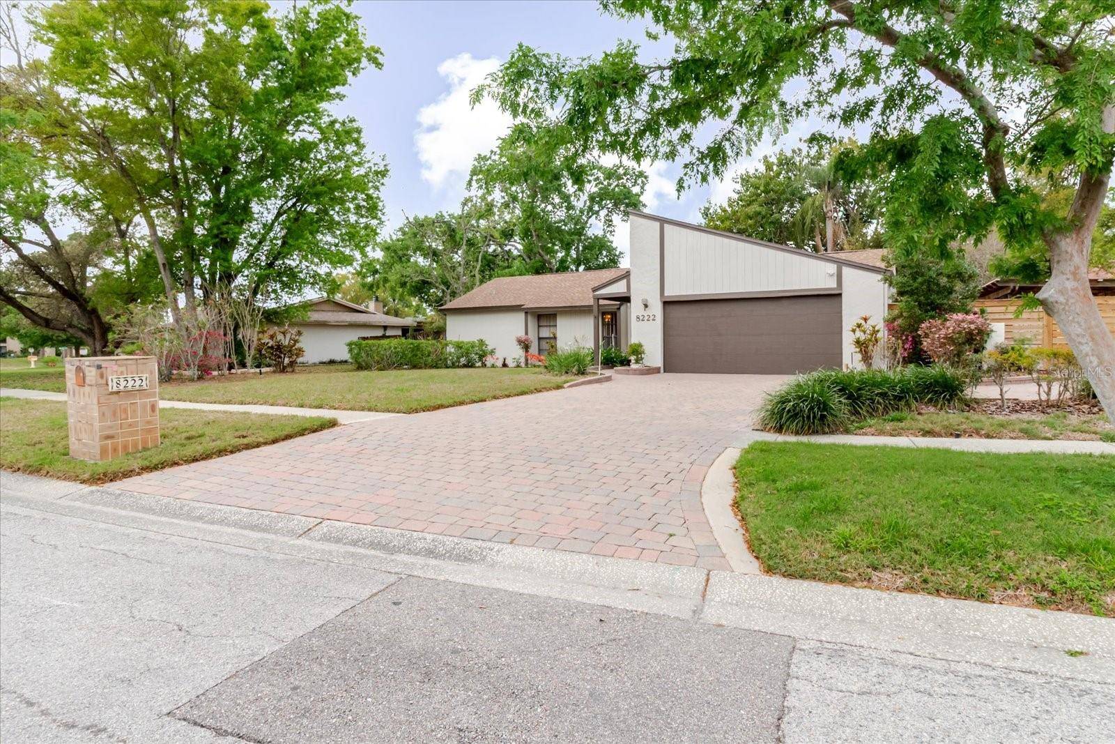 8222 LA SERENA DR, Tampa, FL 33614