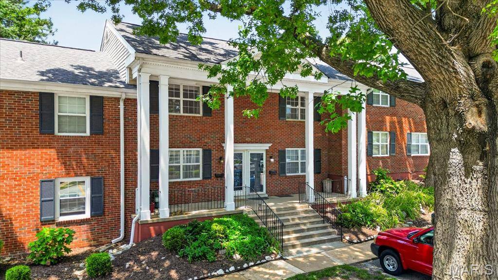 1663 E Swan CIR, St Louis, MO 63144