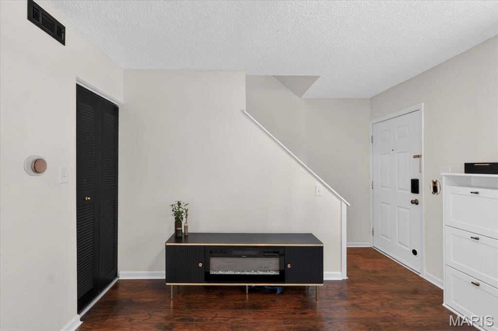 1663 E Swan CIR, St Louis, MO 63144