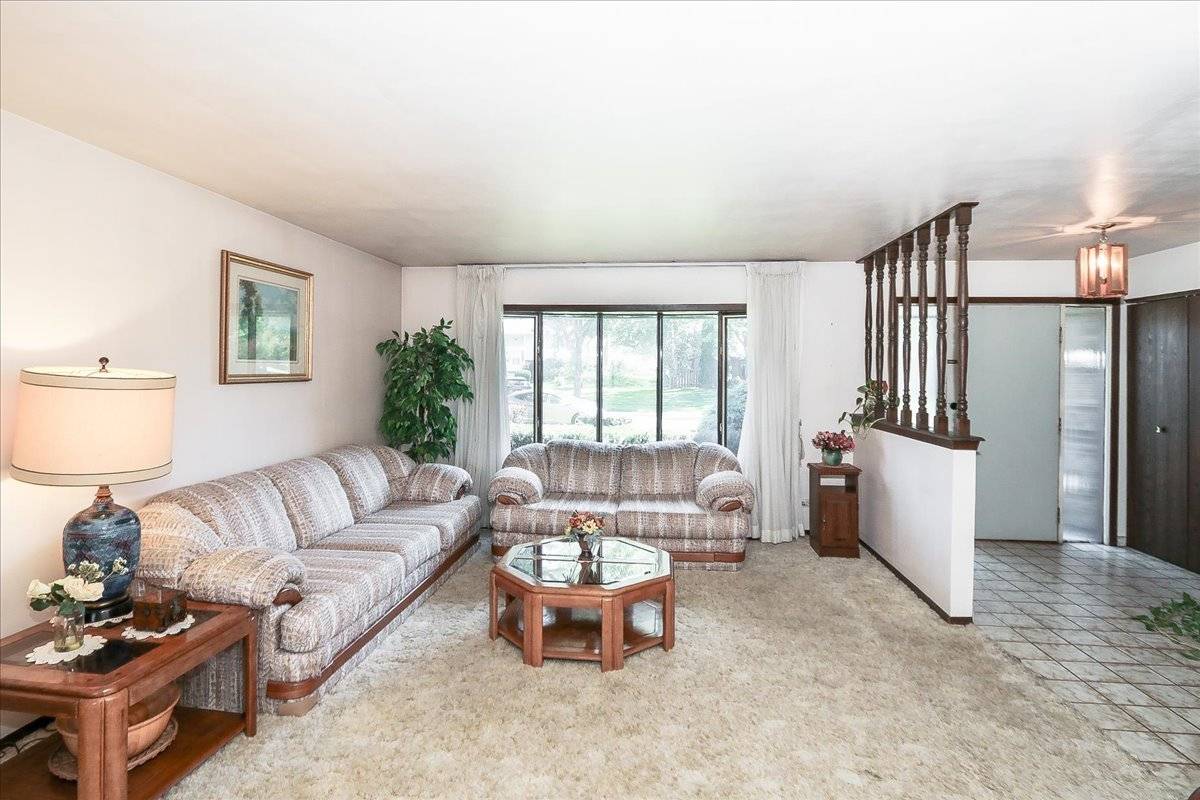 988 Tiverton CT, Schaumburg, IL 60193