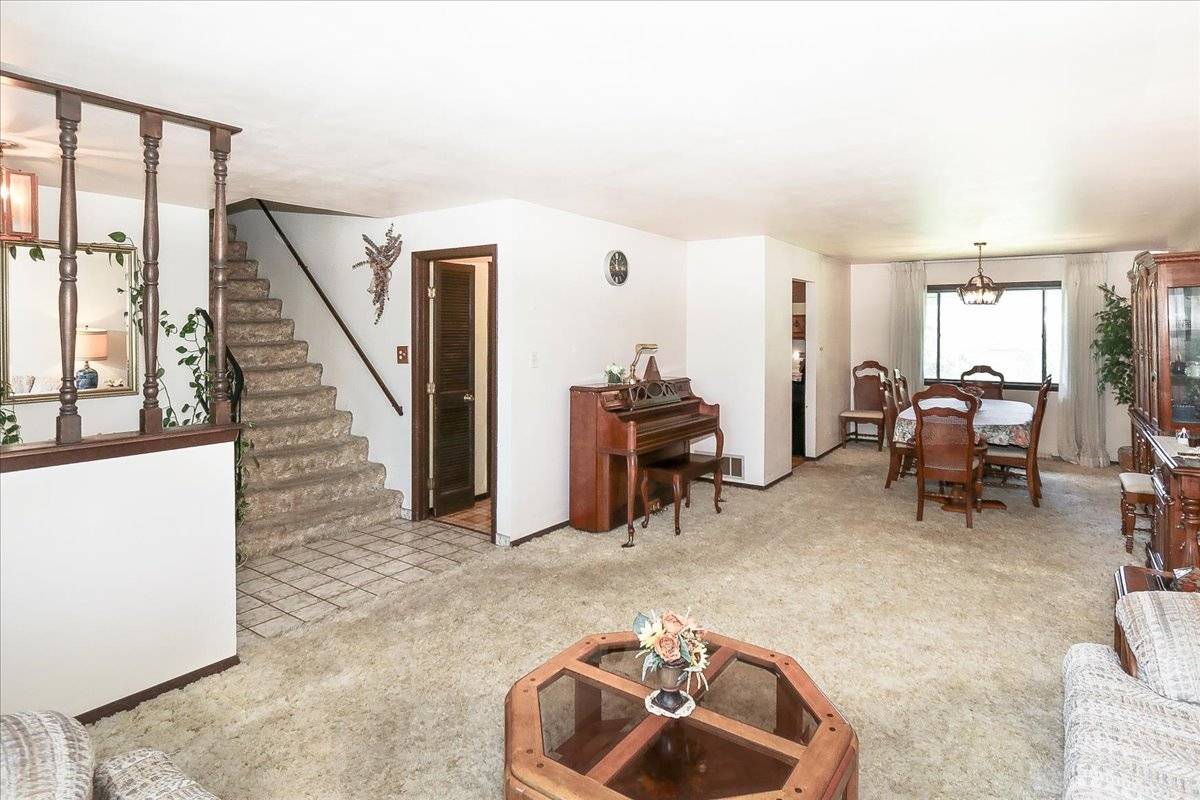 988 Tiverton CT, Schaumburg, IL 60193