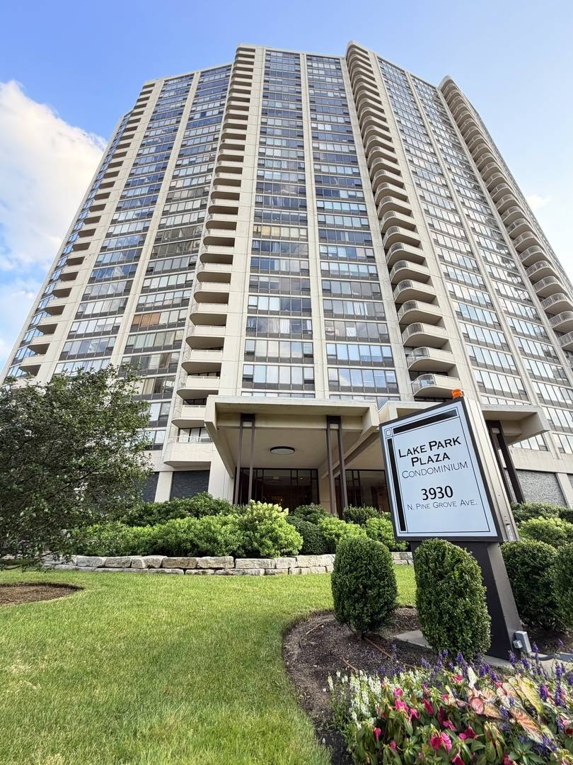 3930 N Pine Grove AVE #604, Chicago, IL 60613