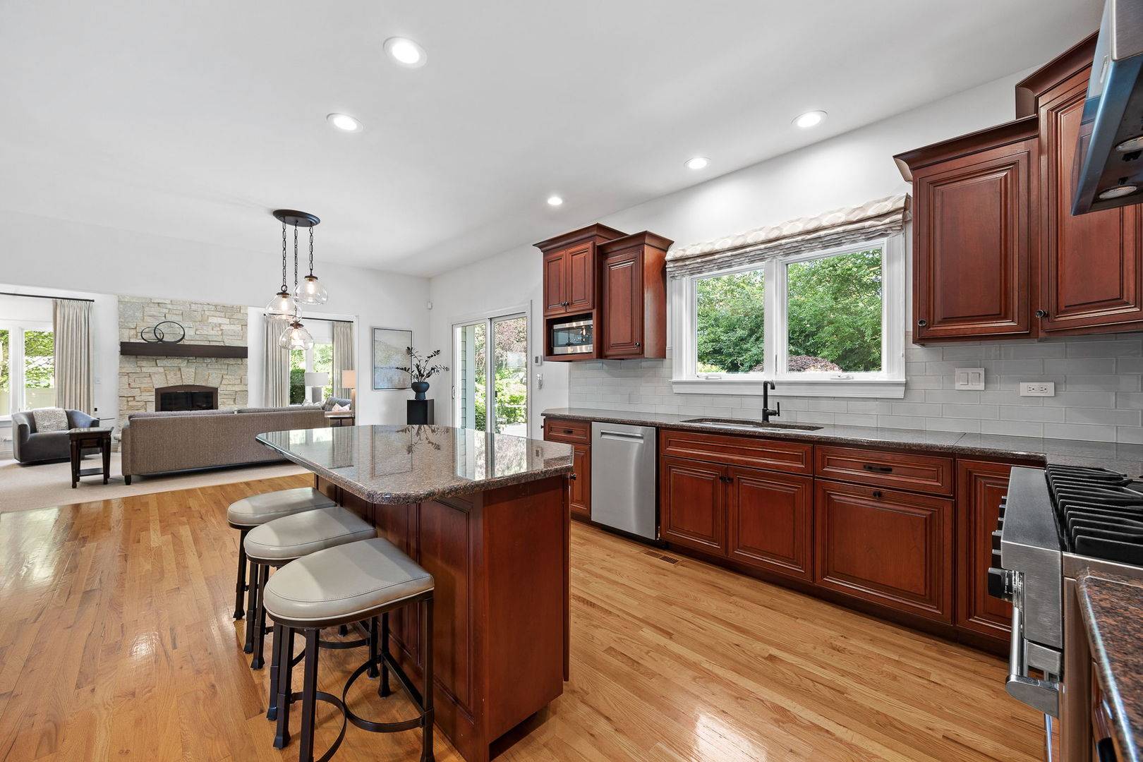 331 Brookside CIR, Wheaton, IL 60187