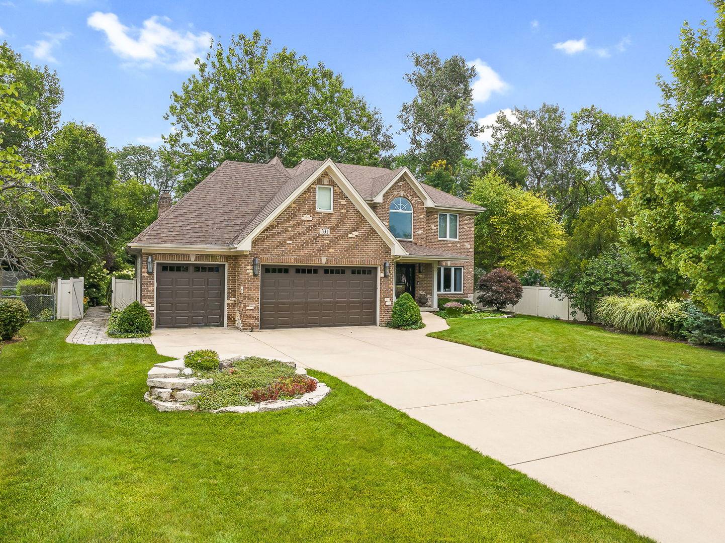 331 Brookside CIR, Wheaton, IL 60187