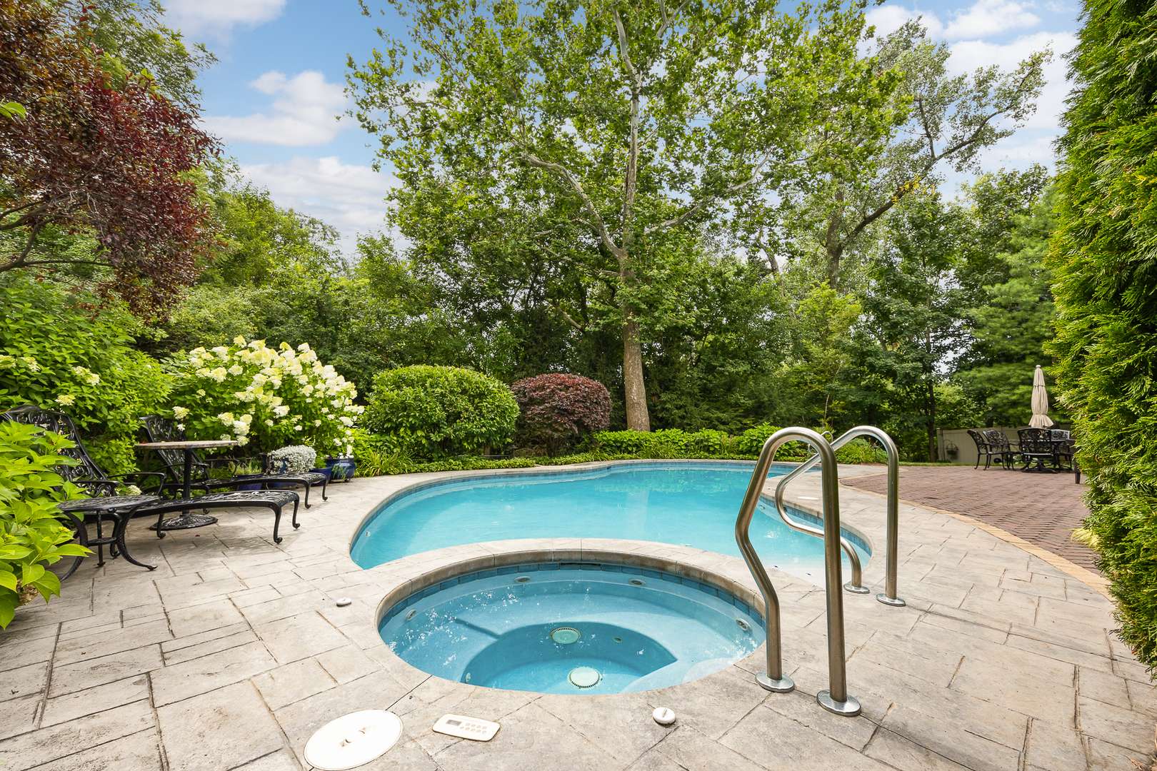 331 Brookside CIR, Wheaton, IL 60187