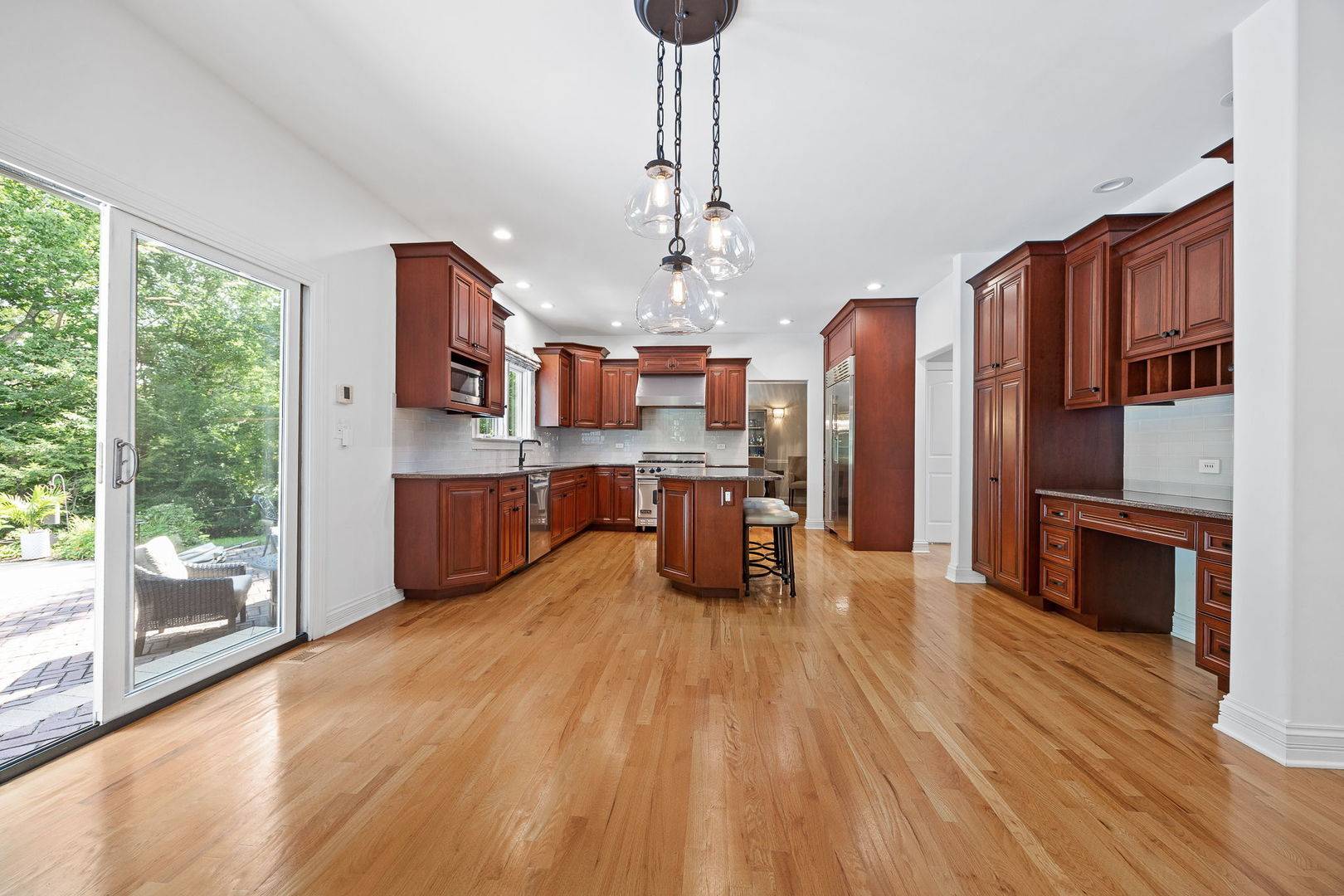 331 Brookside CIR, Wheaton, IL 60187