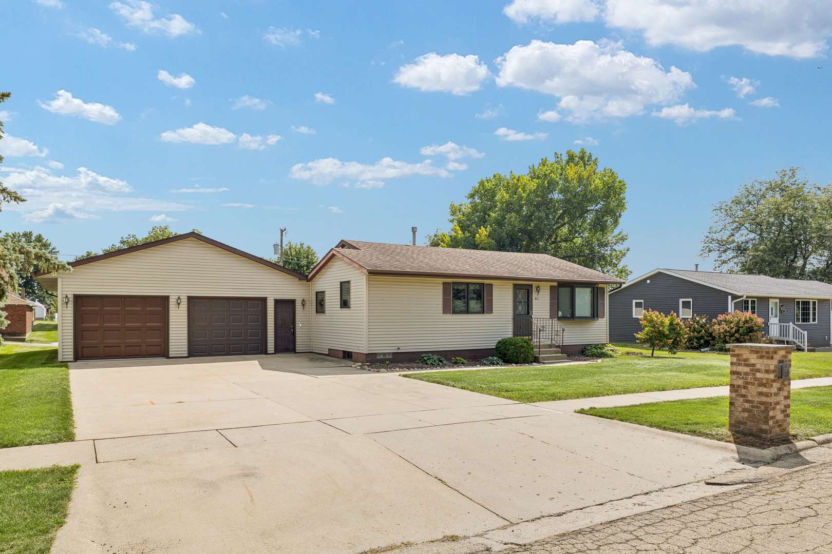 811 12th ST, De Witt, IA 52742