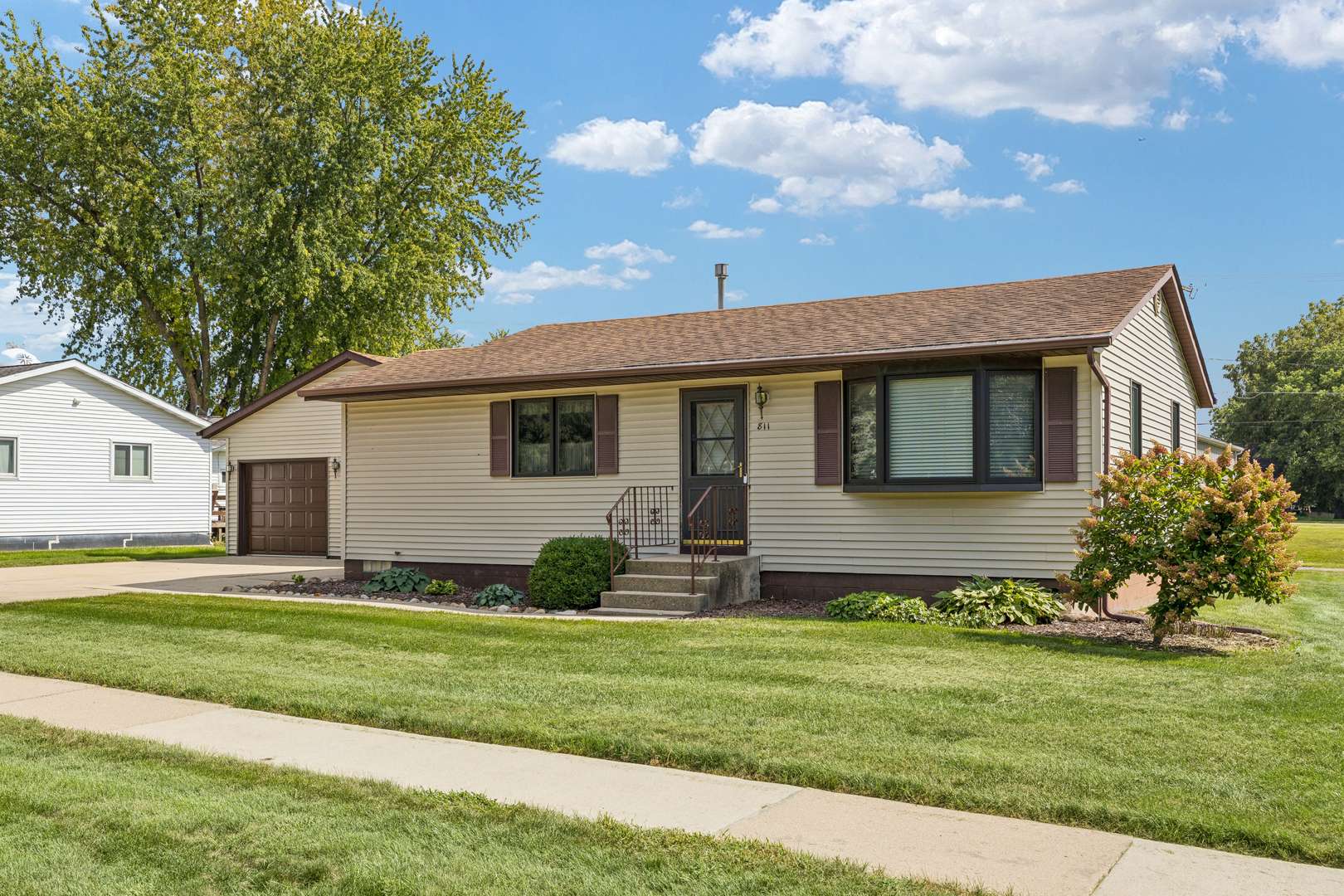 811 12th ST, De Witt, IA 52742