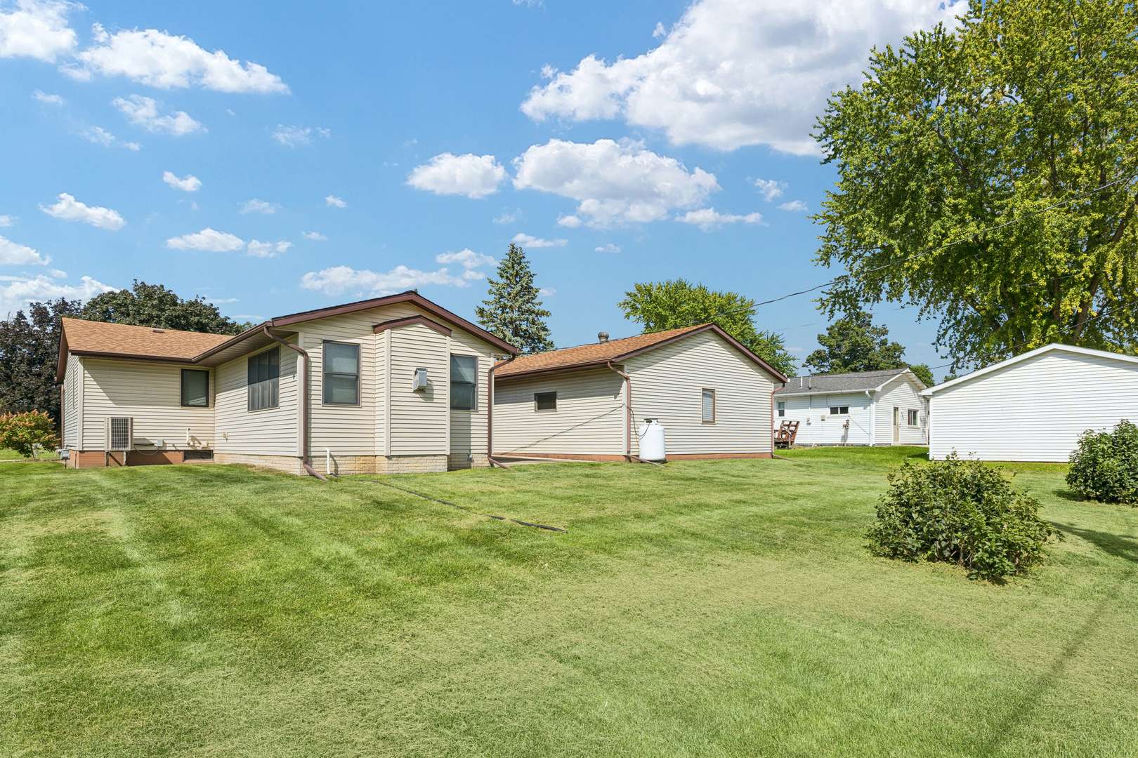 811 12th ST, De Witt, IA 52742